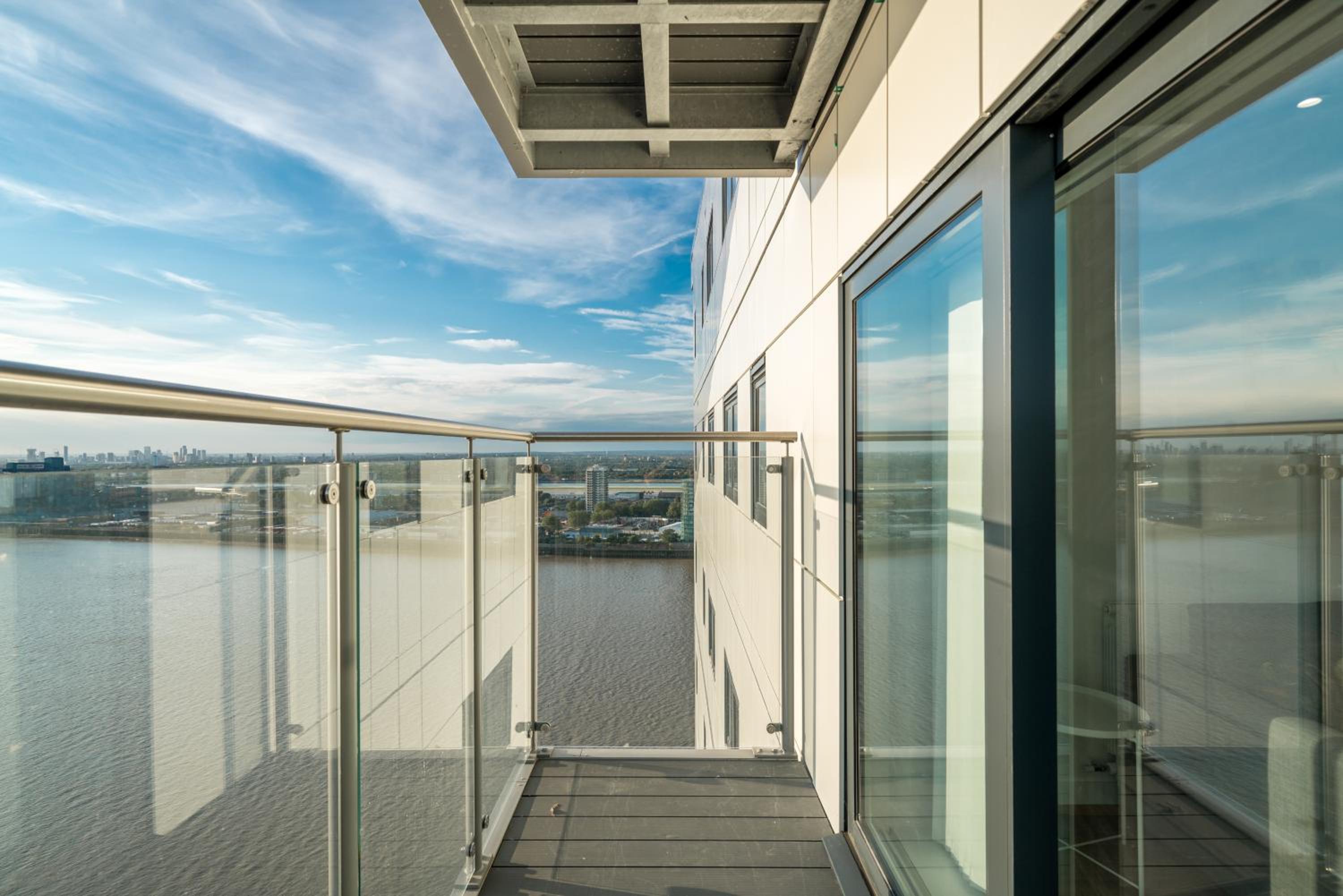 Skyvillion - London River Thames Top Floor Apartments by Woolwich Ferry, Mins to London ExCel, O2 Arena , London City Airport with Parking