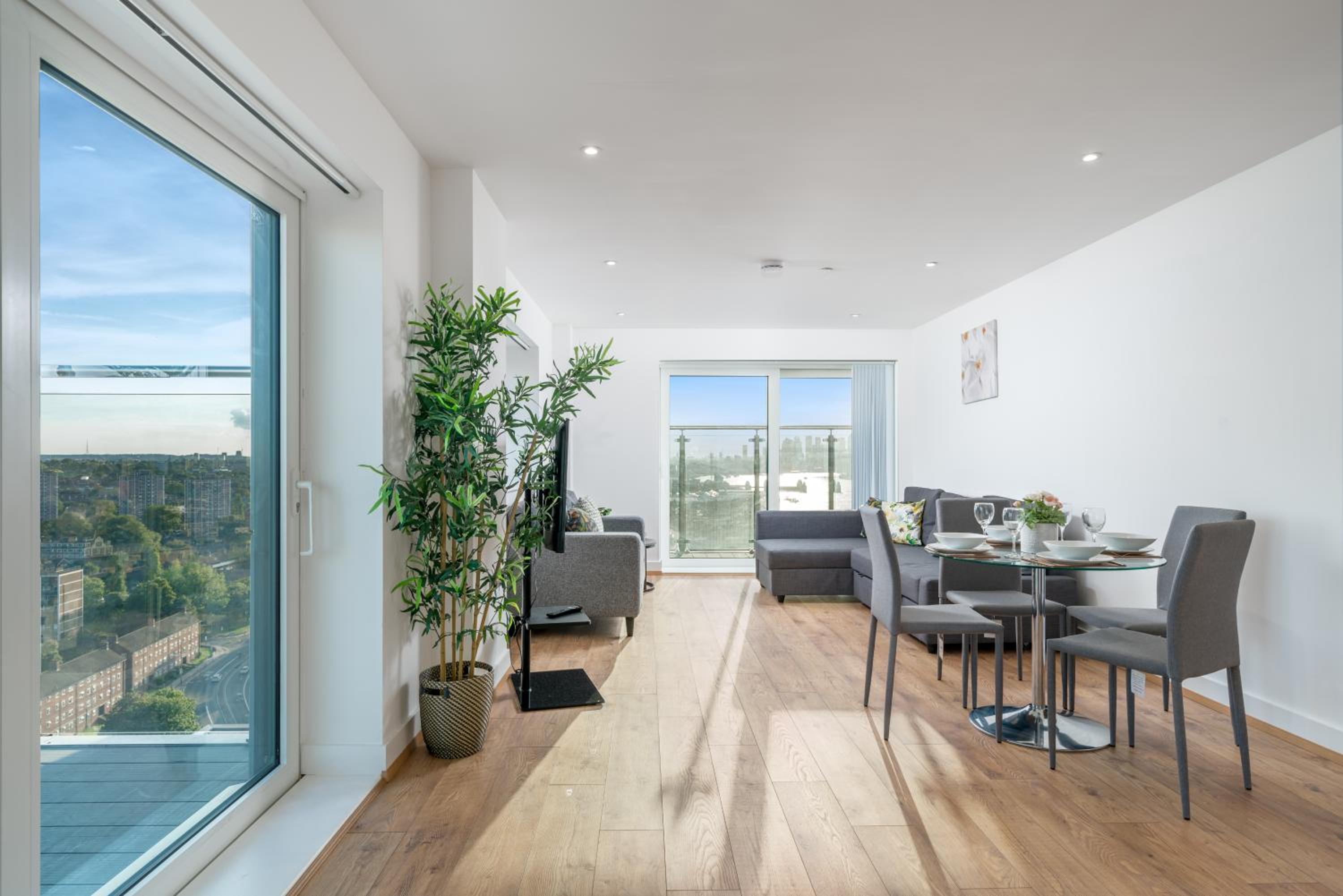 Skyvillion - London River Thames Top Floor Apartments by Woolwich Ferry, Mins to London ExCel, O2 Arena , London City Airport with Parking