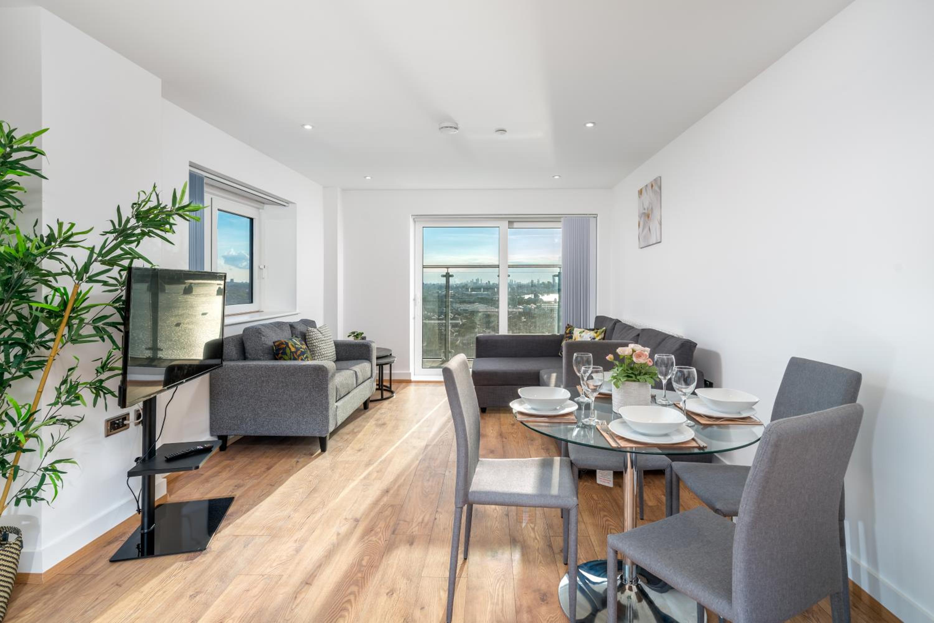 Skyvillion - London River Thames Top Floor Apartments by Woolwich Ferry, Mins to London ExCel, O2 Arena , London City Airport with Parking