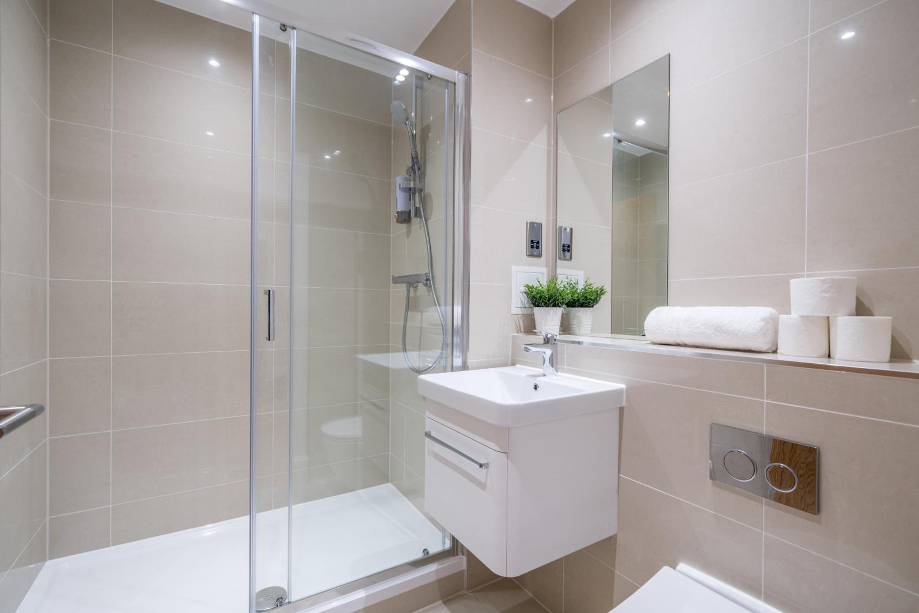 Skyvillion - London River Thames Top Floor Apartments by Woolwich Ferry, Mins to London ExCel, O2 Arena , London City Airport with Parking
