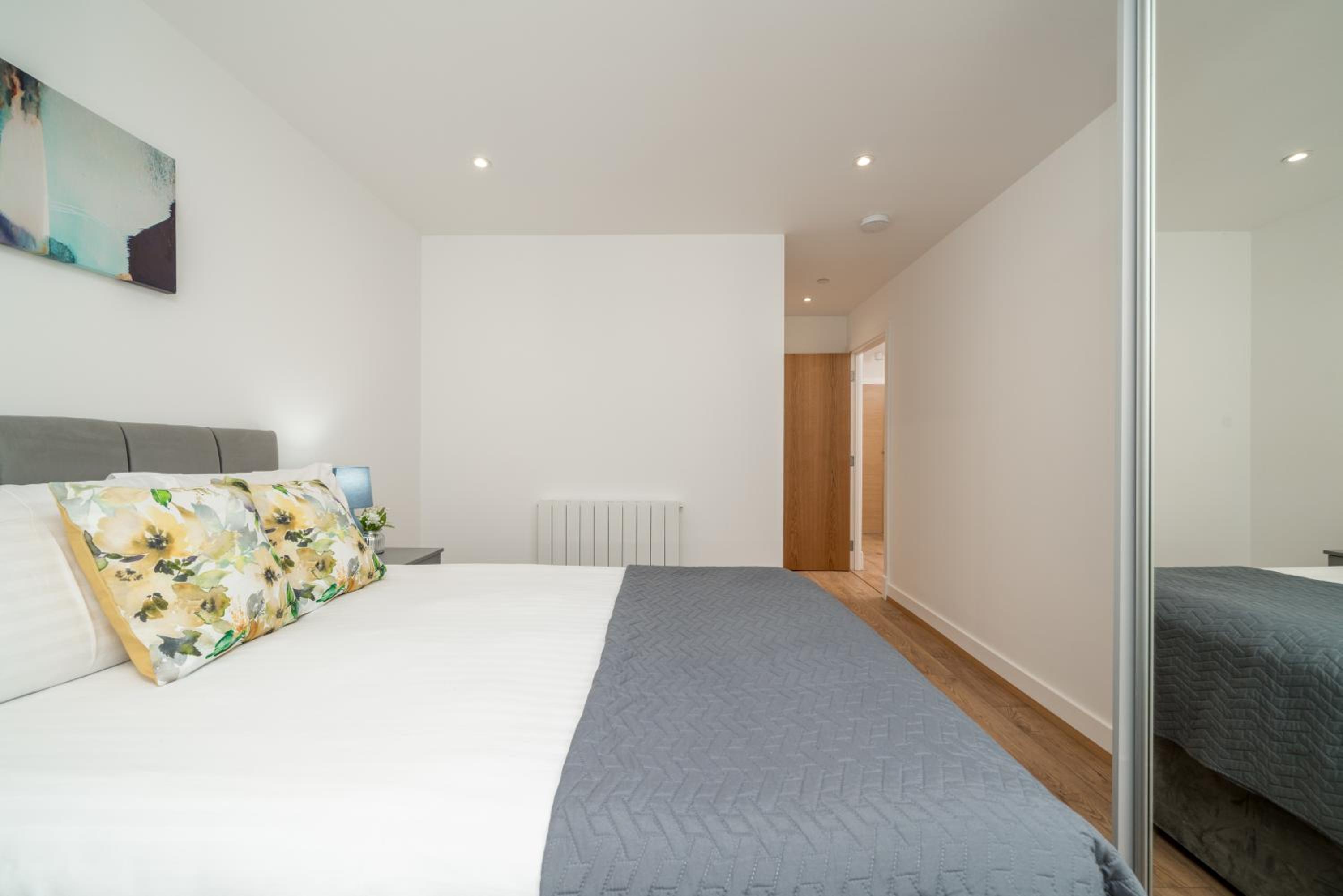 Skyvillion - London River Thames Top Floor Apartments by Woolwich Ferry, Mins to London ExCel, O2 Arena , London City Airport with Parking