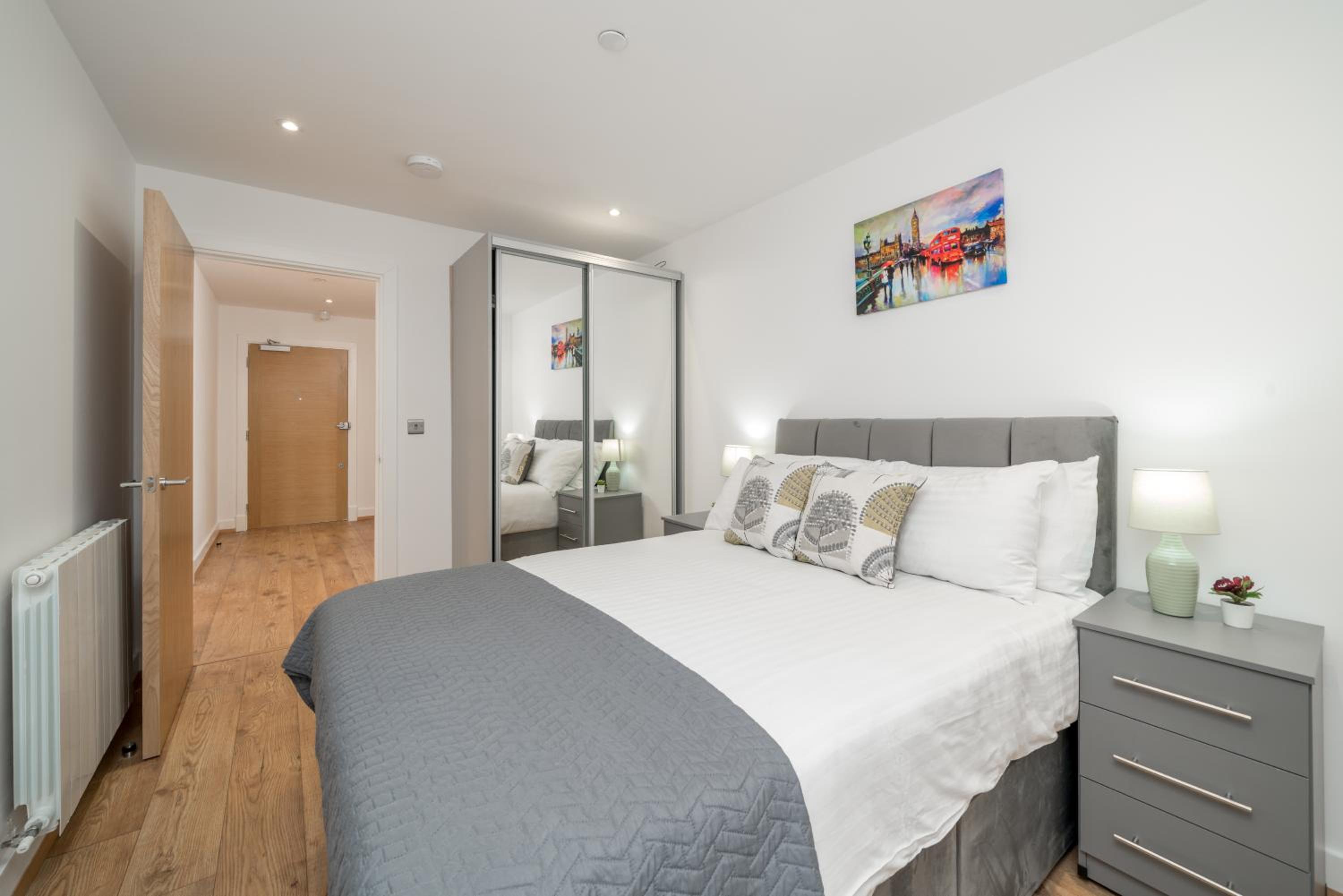 Skyvillion - London River Thames Top Floor Apartments by Woolwich Ferry, Mins to London ExCel, O2 Arena , London City Airport with Parking