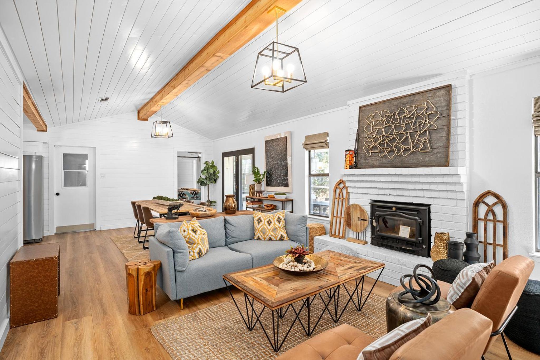 Gorgeous Haus with Outdoor Bar Room and Fire pit! view 2