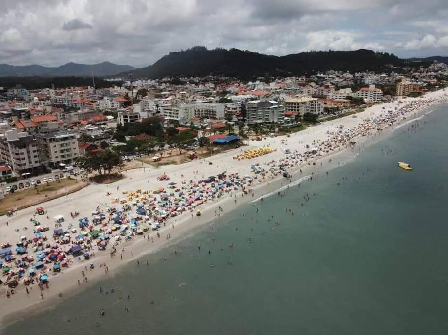 Ótima Suite para 2 pessoas a 2 quadras da praia