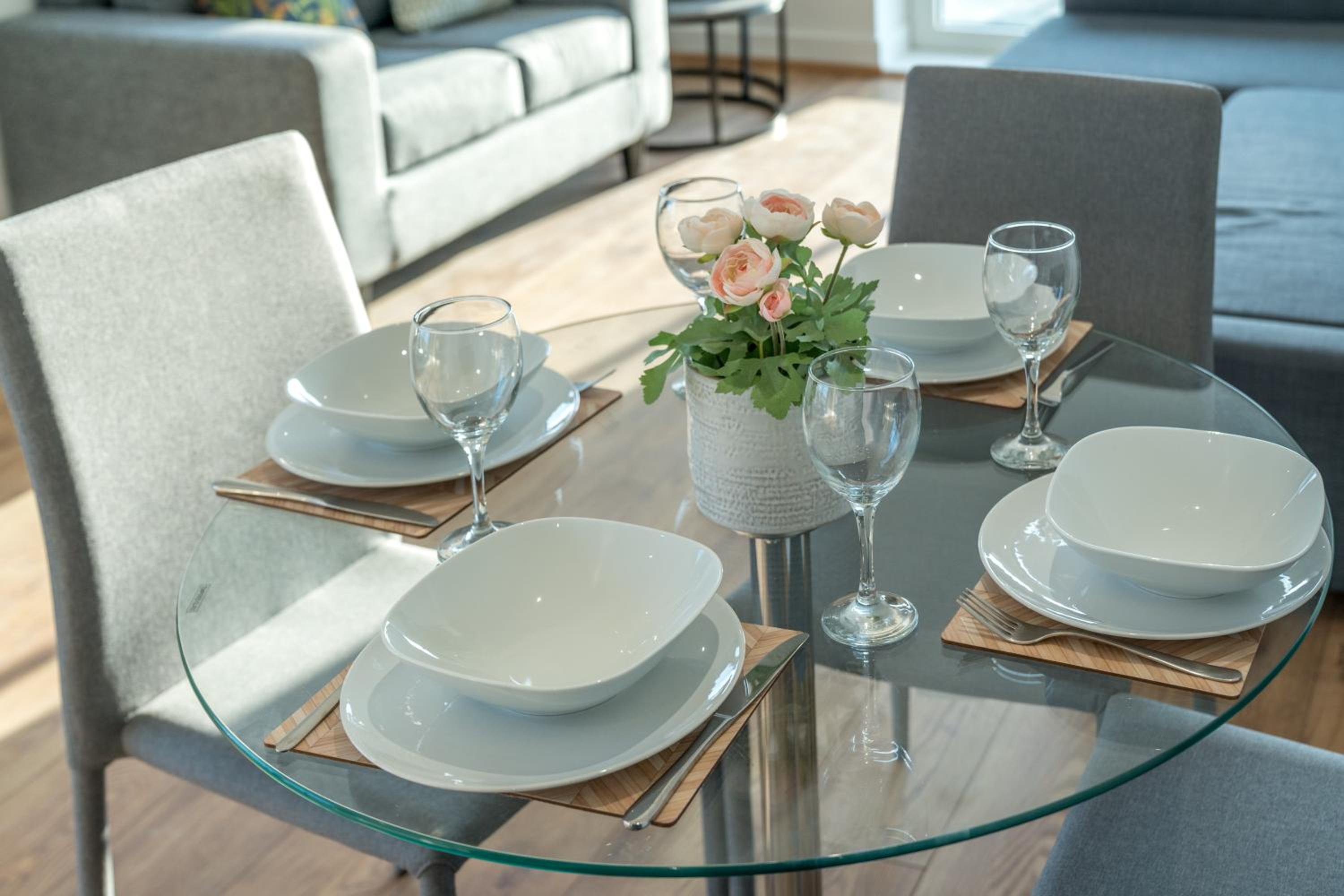 Skyvillion - London River Thames Top Floor Apartments by Woolwich Ferry, Mins to London ExCel, O2 Arena , London City Airport with Parking