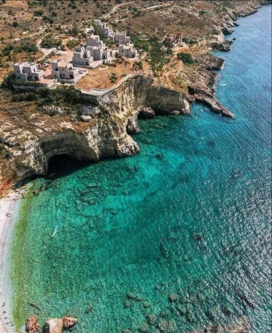 Cliffside Cozy Villa w/ Seaviews