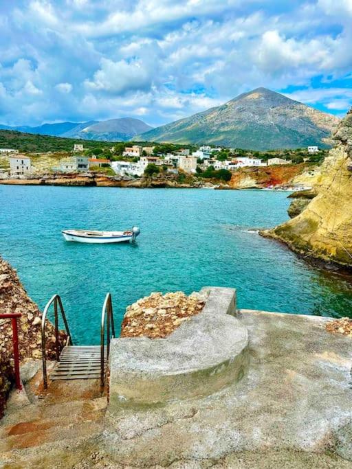 Cliffside Cozy Villa w/ Seaviews