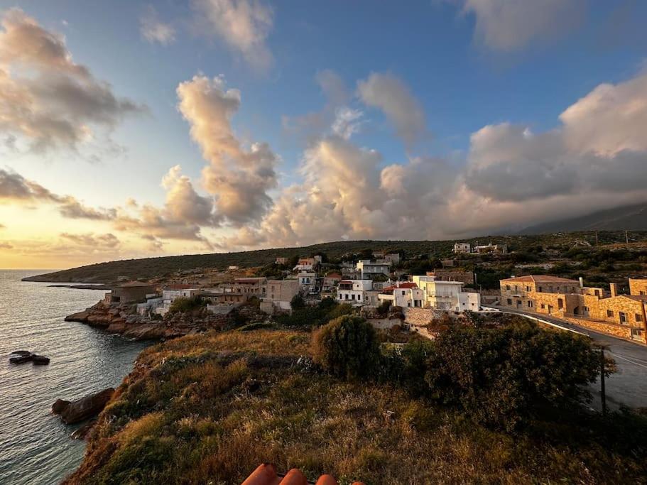 Cliffside Cozy Villa w/ Seaviews