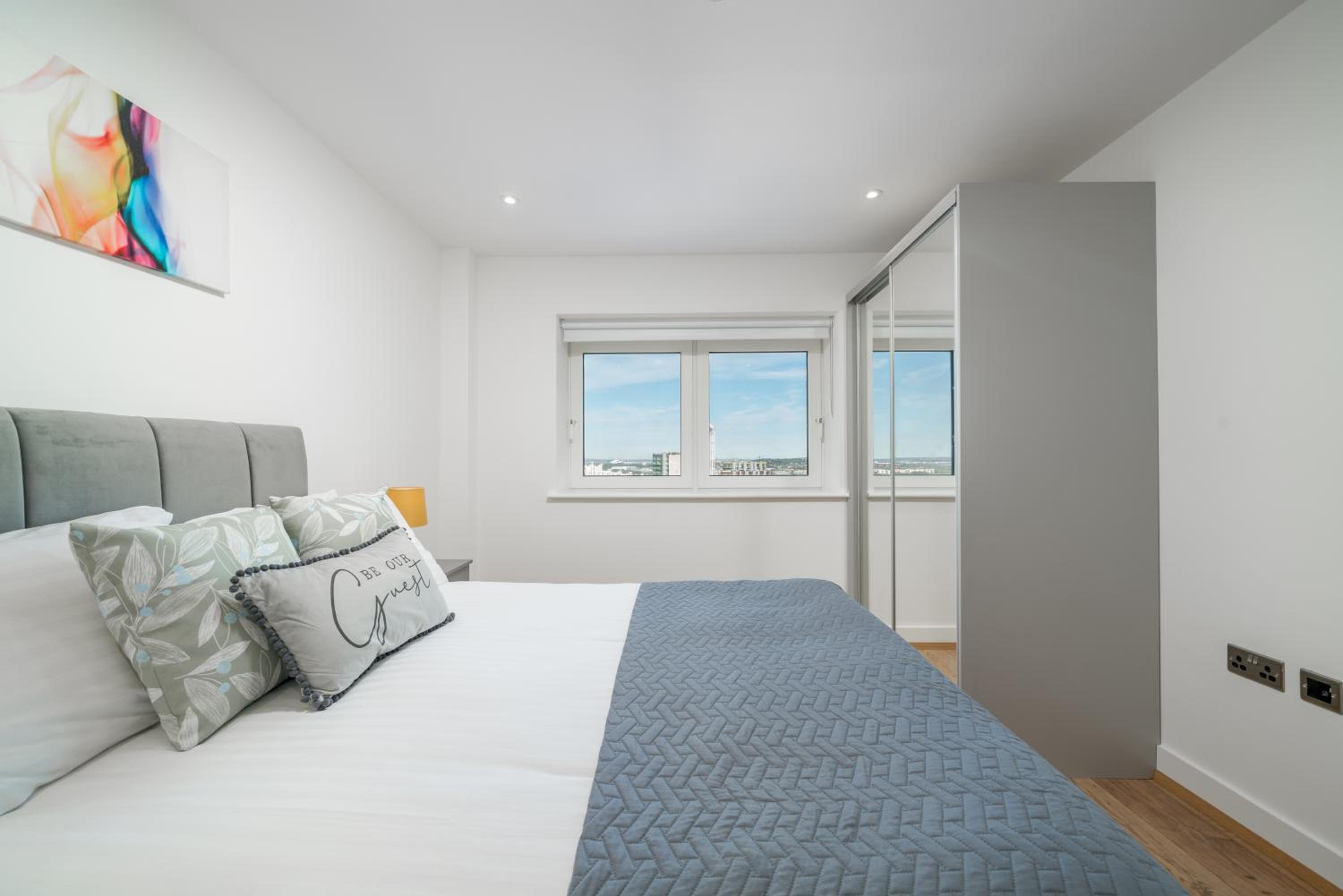 Skyvillion - London River Thames Top Floor Apartments by Woolwich Ferry, Mins to London ExCel, O2 Arena , London City Airport with Parking