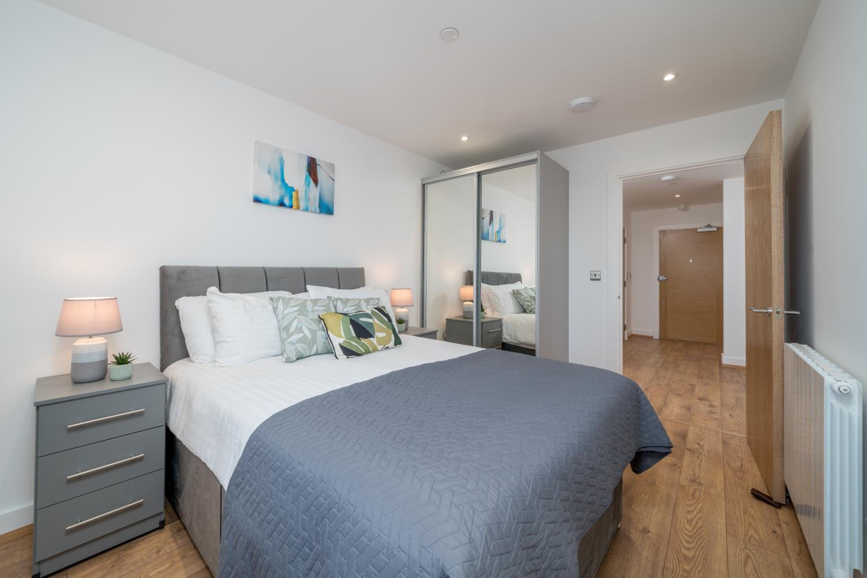 Skyvillion - London River Thames Top Floor Apartments by Woolwich Ferry, Mins to London ExCel, O2 Arena , London City Airport with Parking