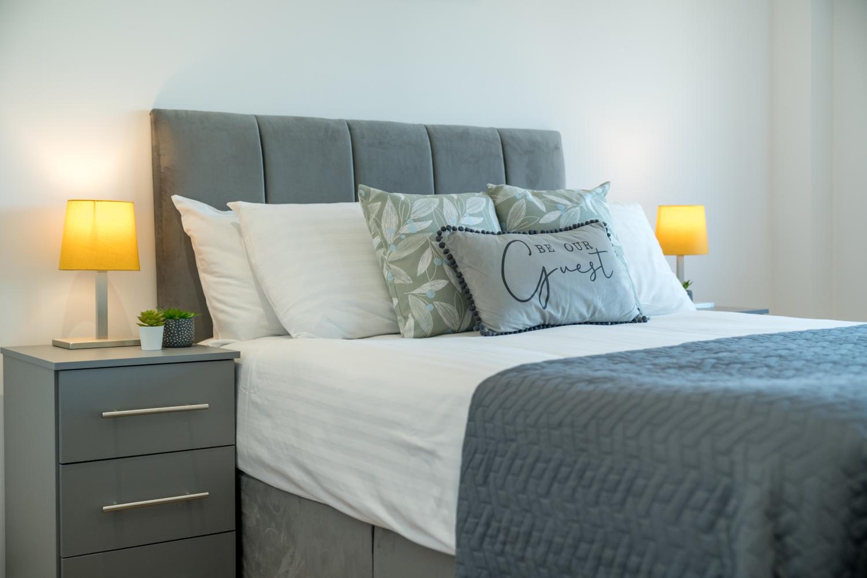 Skyvillion - London River Thames Top Floor Apartments by Woolwich Ferry, Mins to London ExCel, O2 Arena , London City Airport with Parking