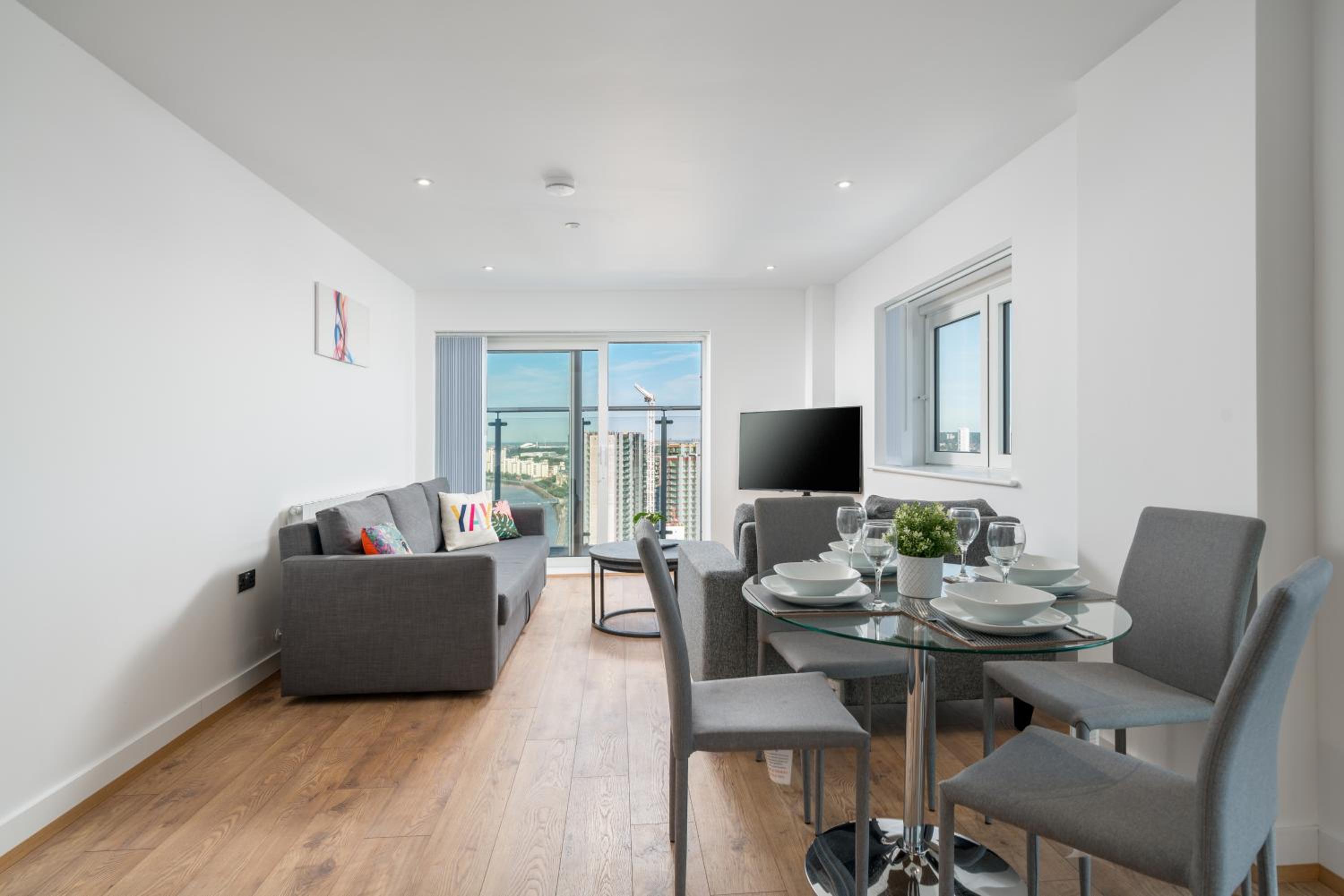 Skyvillion - London River Thames Top Floor Apartments by Woolwich Ferry, Mins to London ExCel, O2 Arena , London City Airport with Parking