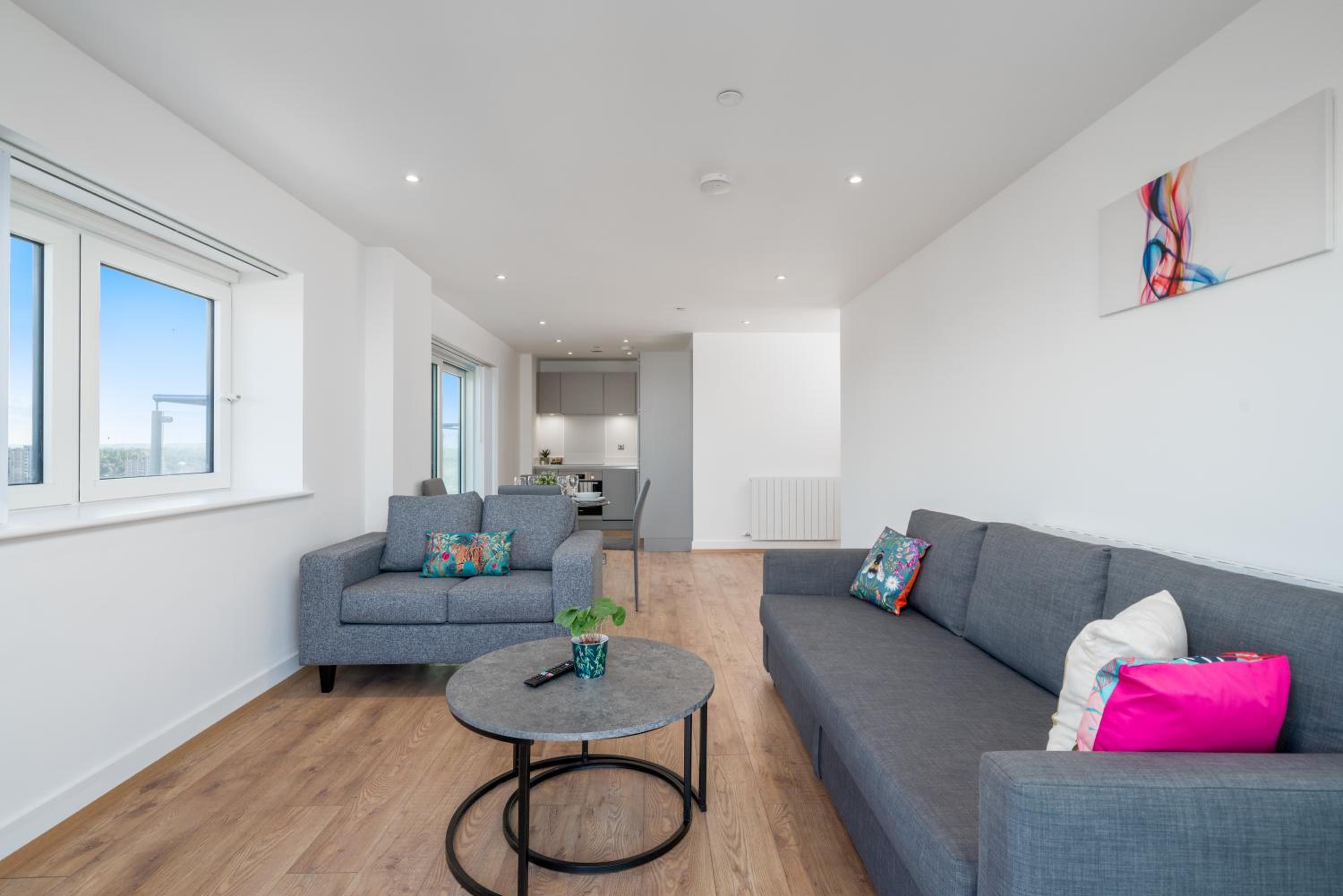 Skyvillion - London River Thames Top Floor Apartments by Woolwich Ferry, Mins to London ExCel, O2 Arena , London City Airport with Parking