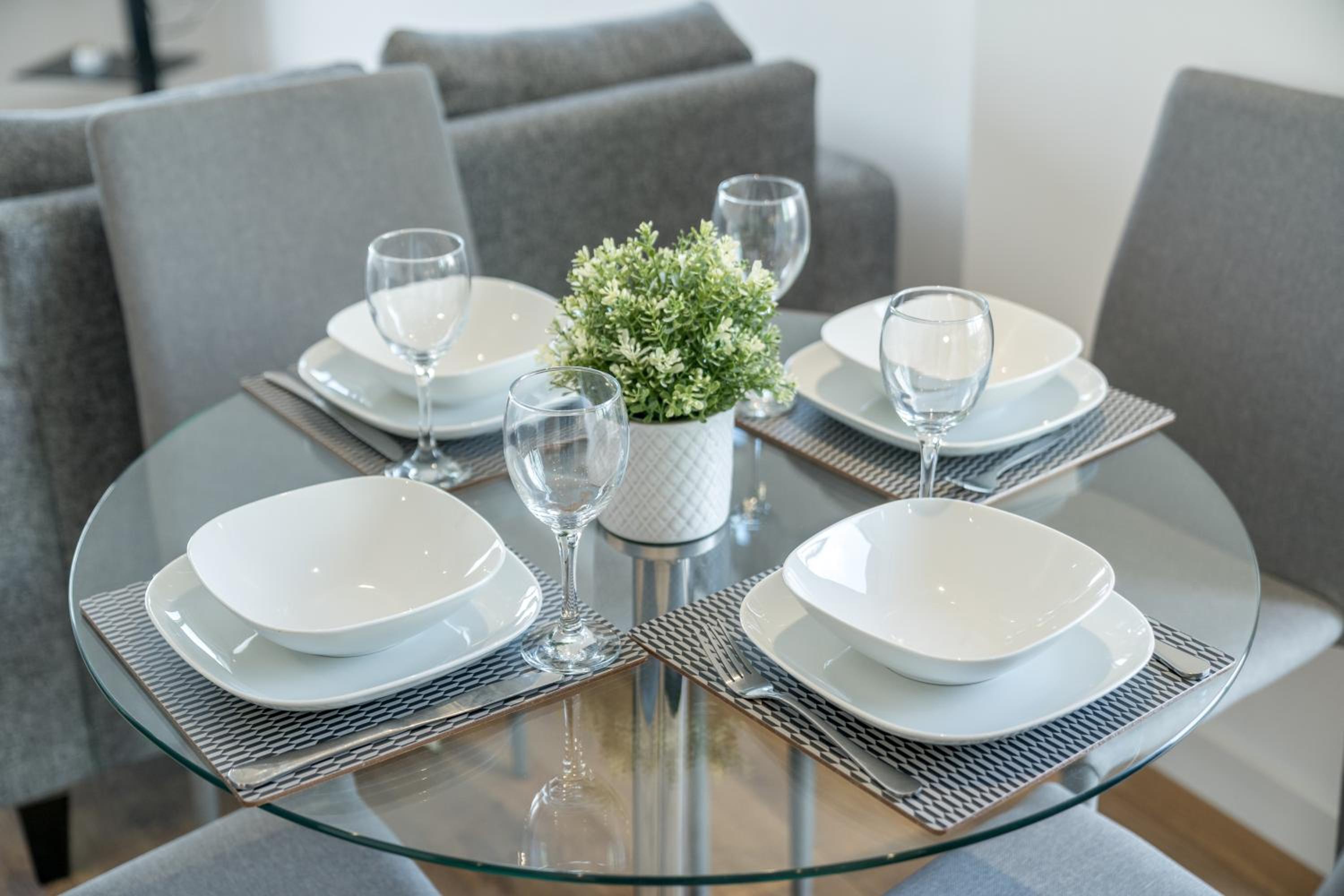 Skyvillion - London River Thames Top Floor Apartments by Woolwich Ferry, Mins to London ExCel, O2 Arena , London City Airport with Parking