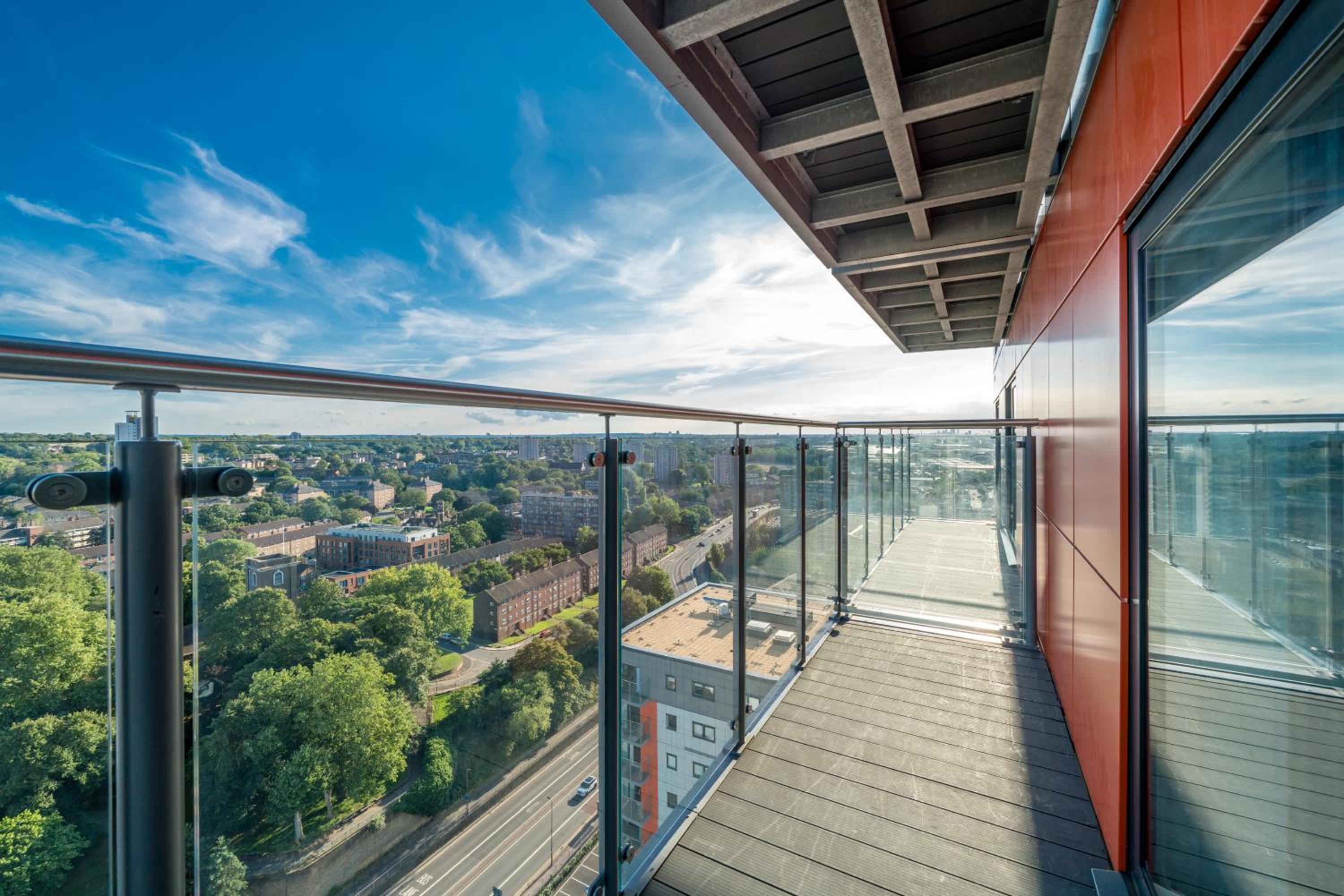 Skyvillion - London River Thames Top Floor Apartments by Woolwich Ferry, Mins to London ExCel, O2 Arena , London City Airport with Parking