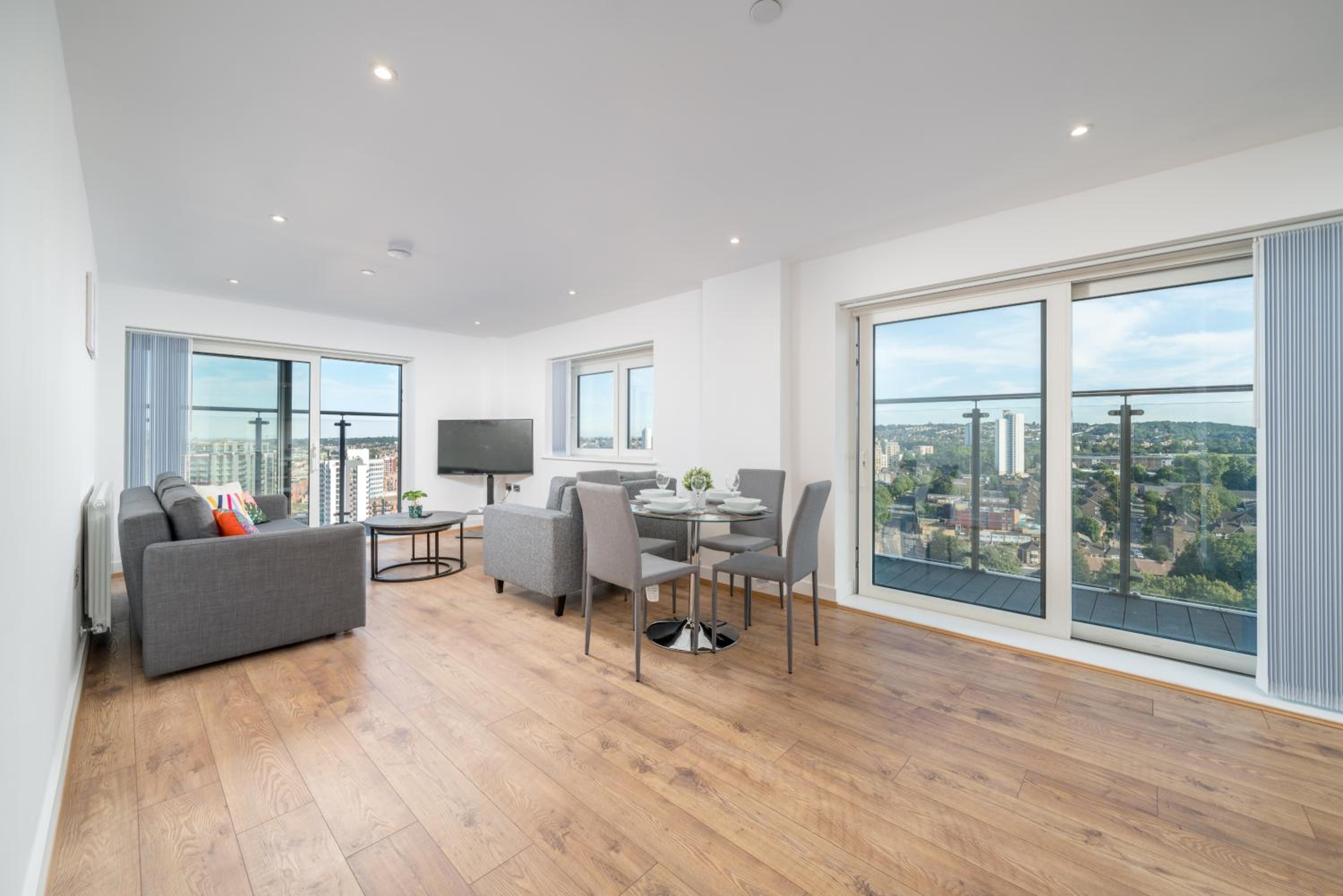 Skyvillion - London River Thames Top Floor Apartments by Woolwich Ferry, Mins to London ExCel, O2 Arena , London City Airport with Parking