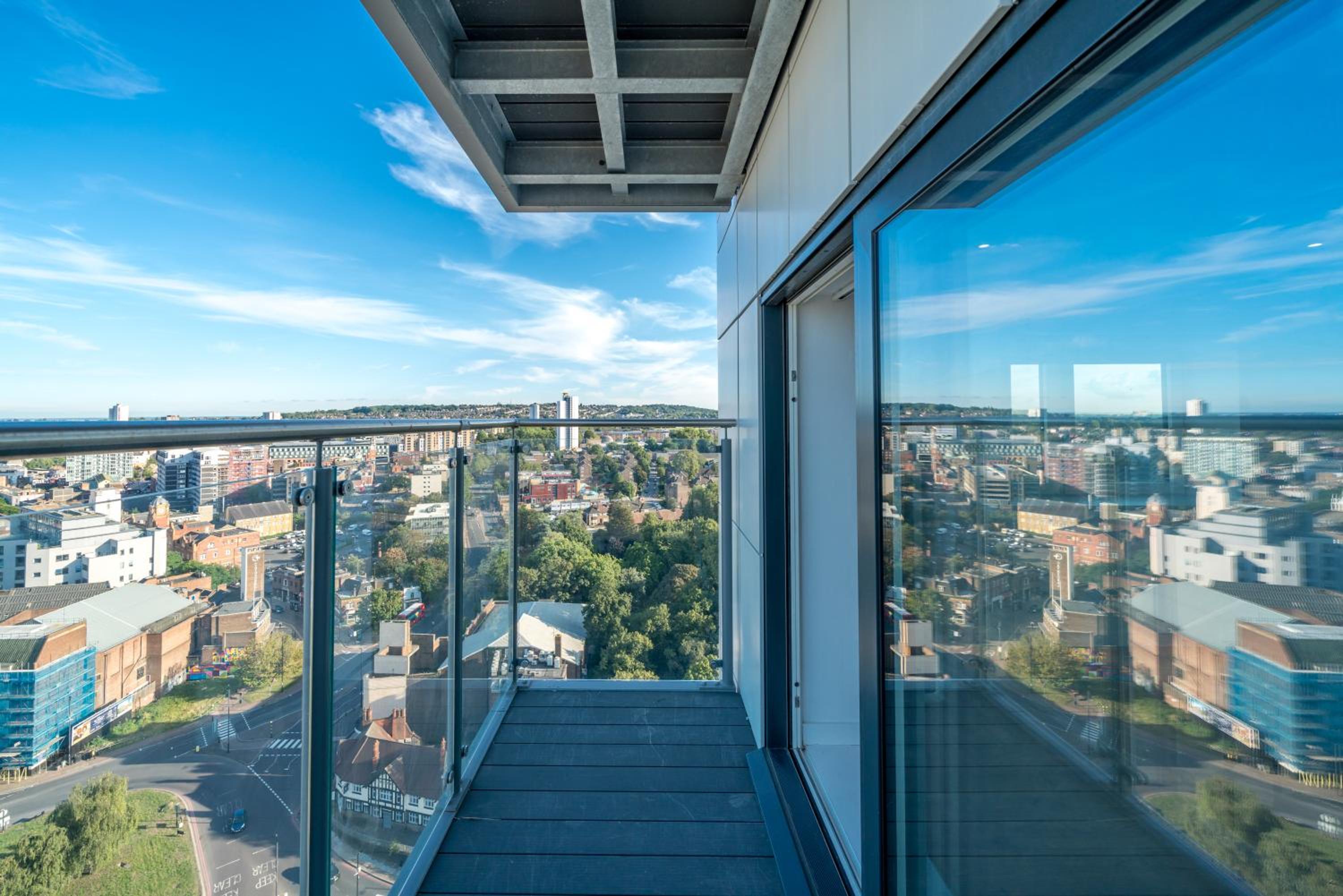 Skyvillion - London River Thames Top Floor Apartments by Woolwich Ferry, Mins to London ExCel, O2 Arena , London City Airport with Parking