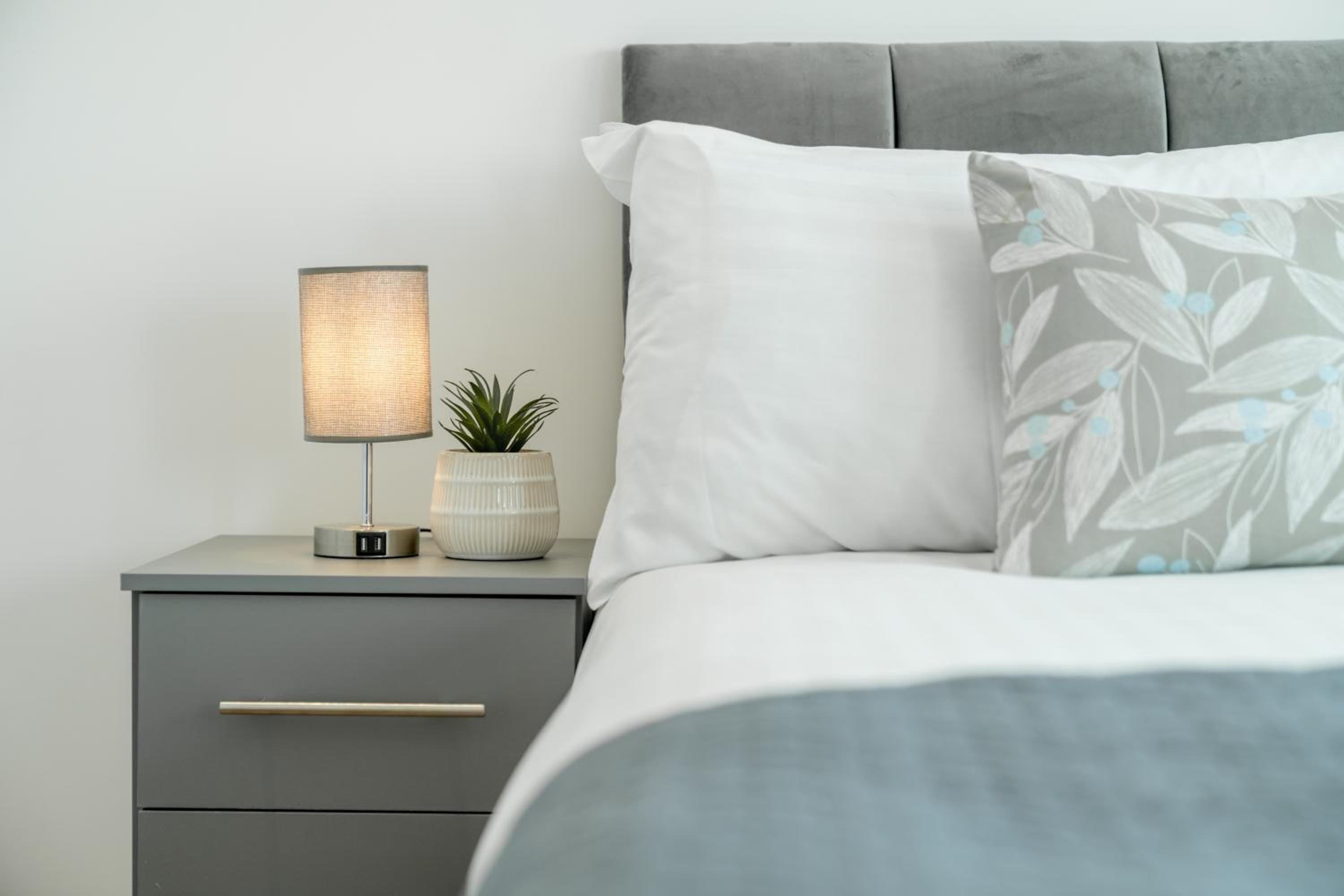 Skyvillion - London River Thames Top Floor Apartments by Woolwich Ferry, Mins to London ExCel, O2 Arena , London City Airport with Parking