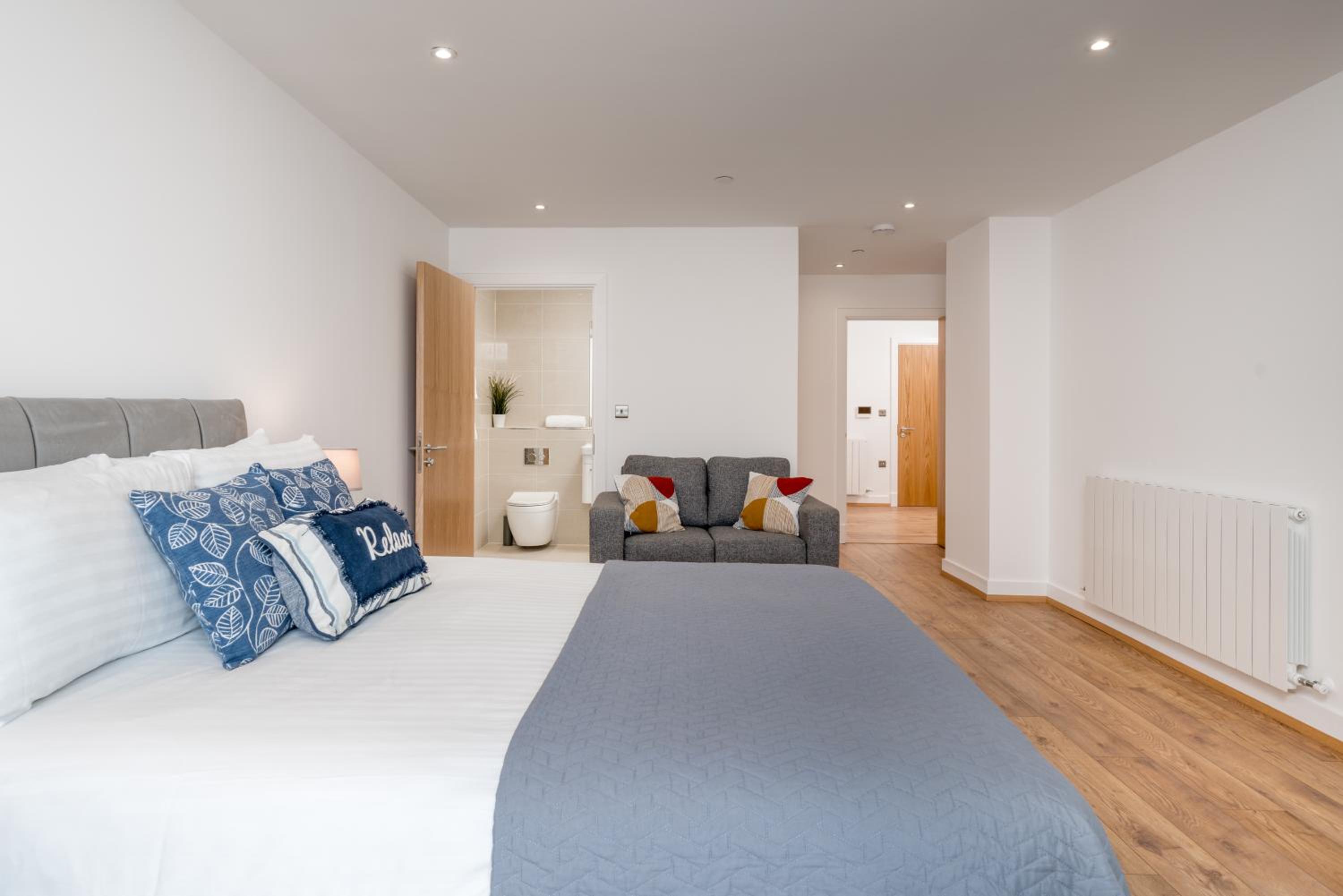 Skyvillion - London River Thames Top Floor Apartments by Woolwich Ferry, Mins to London ExCel, O2 Arena , London City Airport with Parking