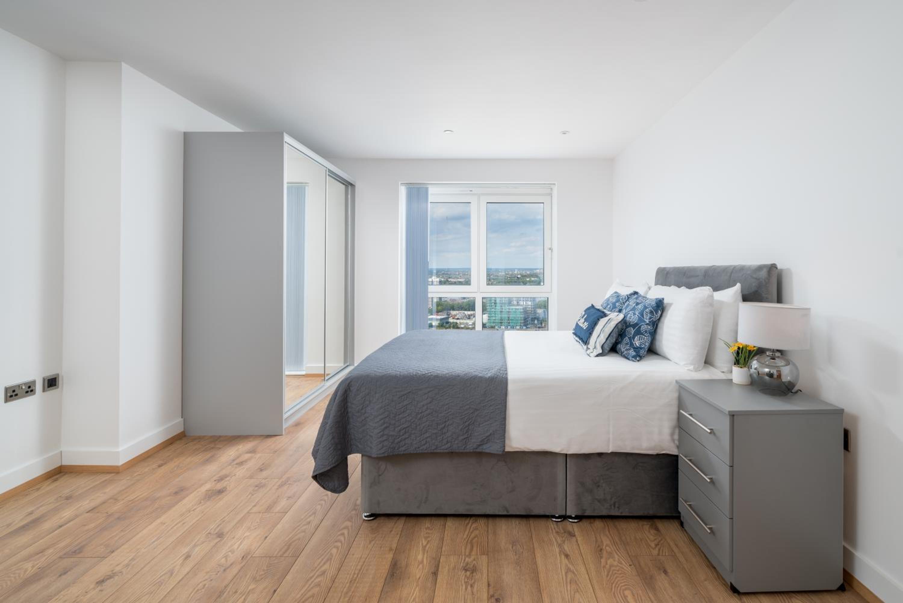 Skyvillion - London River Thames Top Floor Apartments by Woolwich Ferry, Mins to London ExCel, O2 Arena , London City Airport with Parking