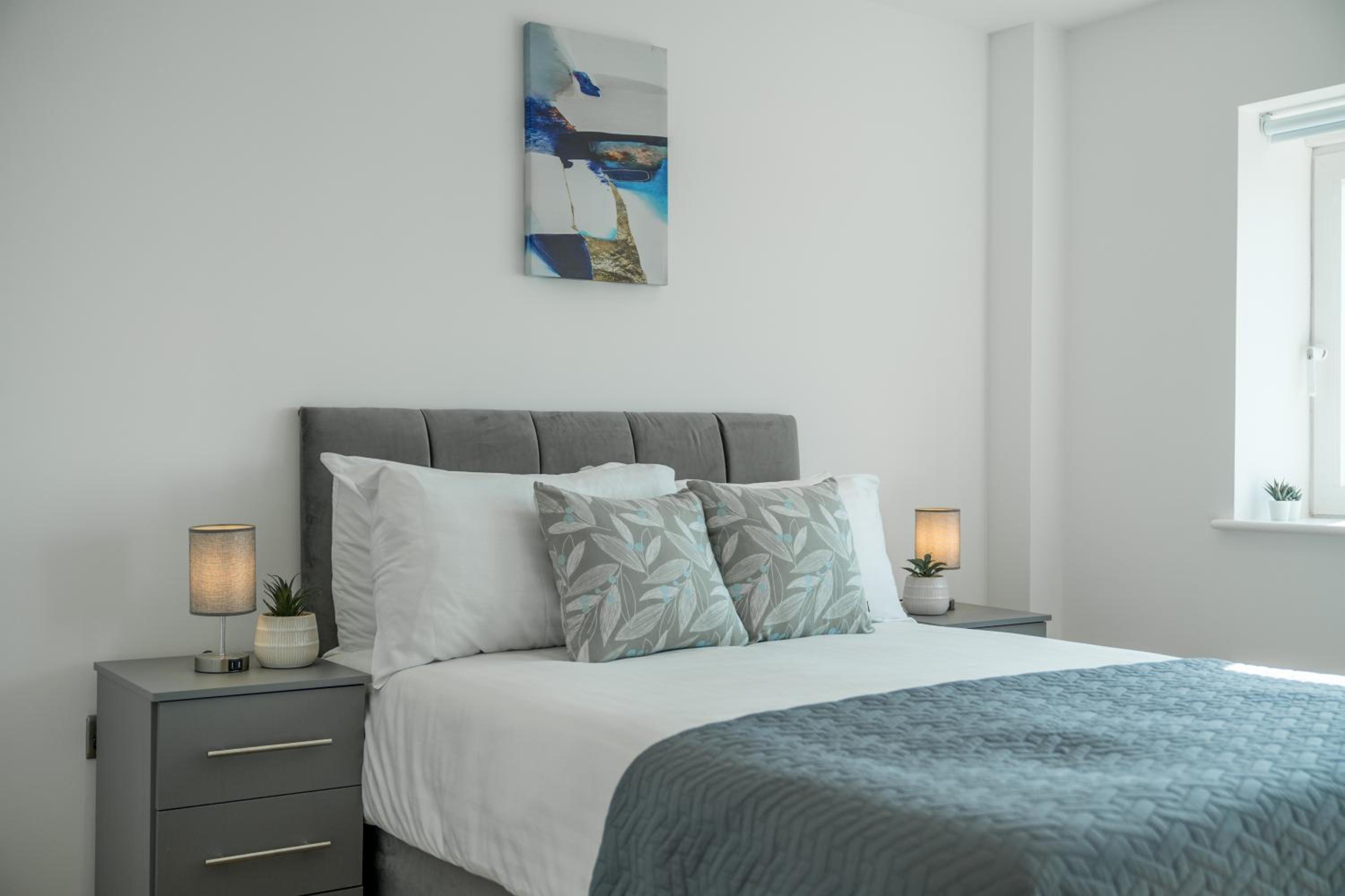 Skyvillion - London River Thames Top Floor Apartments by Woolwich Ferry, Mins to London ExCel, O2 Arena , London City Airport with Parking