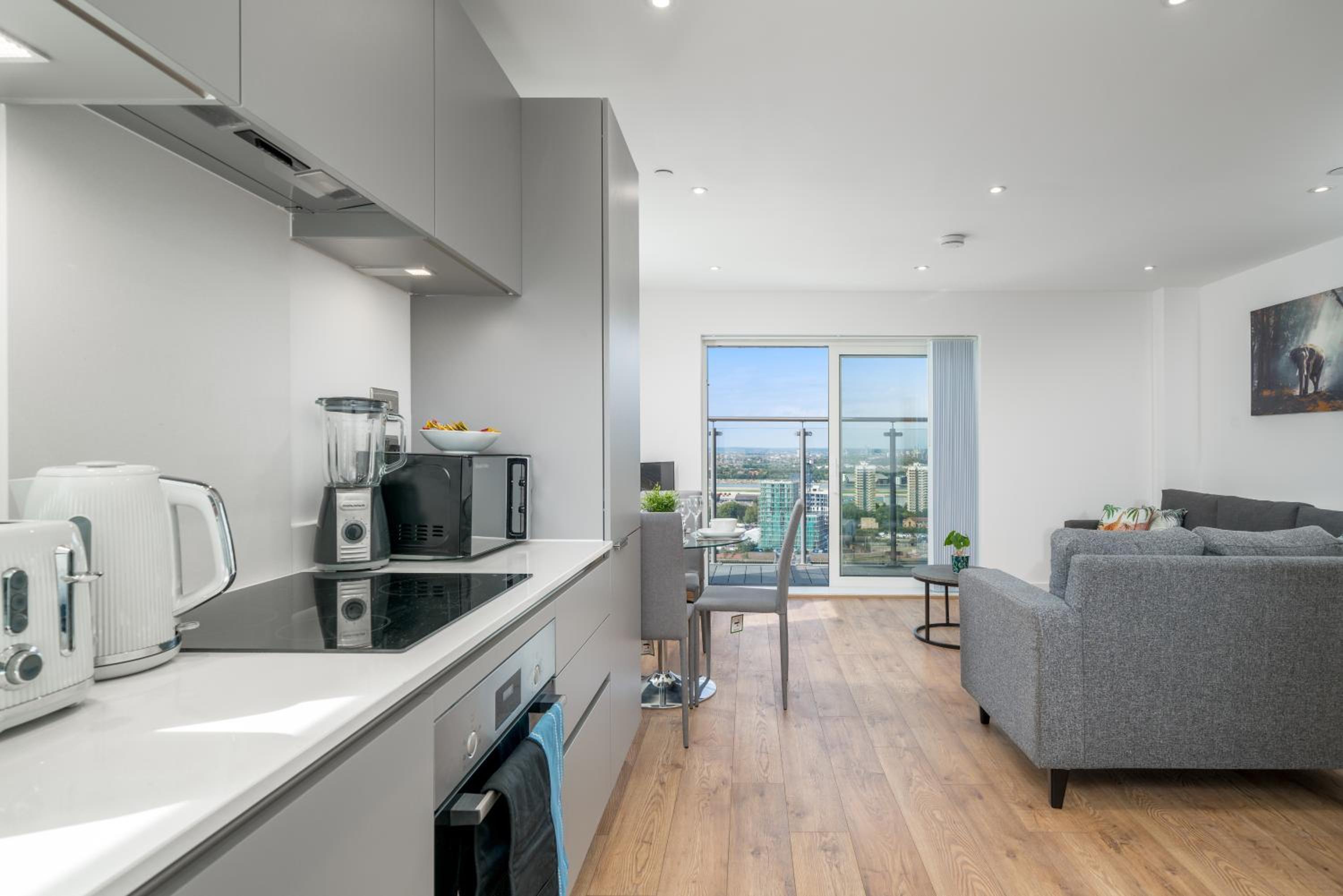 Skyvillion - London River Thames Top Floor Apartments by Woolwich Ferry, Mins to London ExCel, O2 Arena , London City Airport with Parking