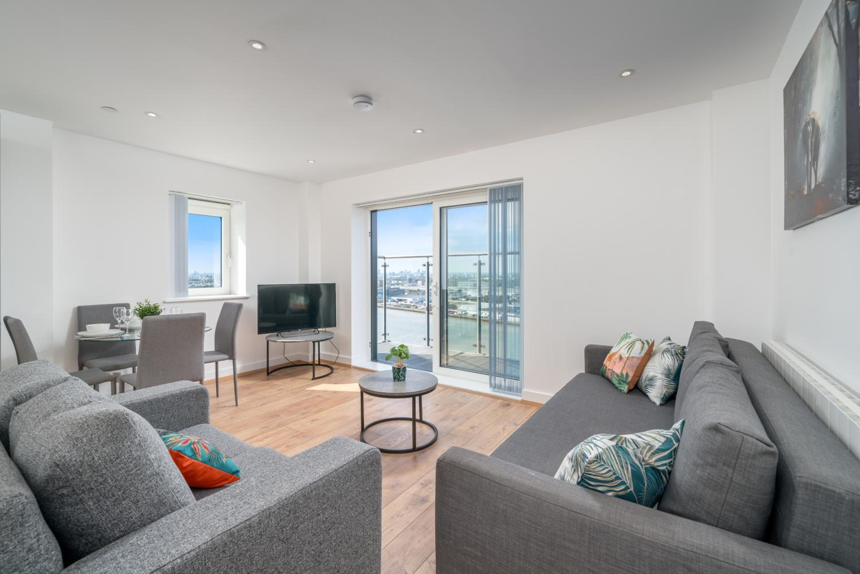 Skyvillion - London River Thames Top Floor Apartments by Woolwich Ferry, Mins to London ExCel, O2 Arena , London City Airport with Parking