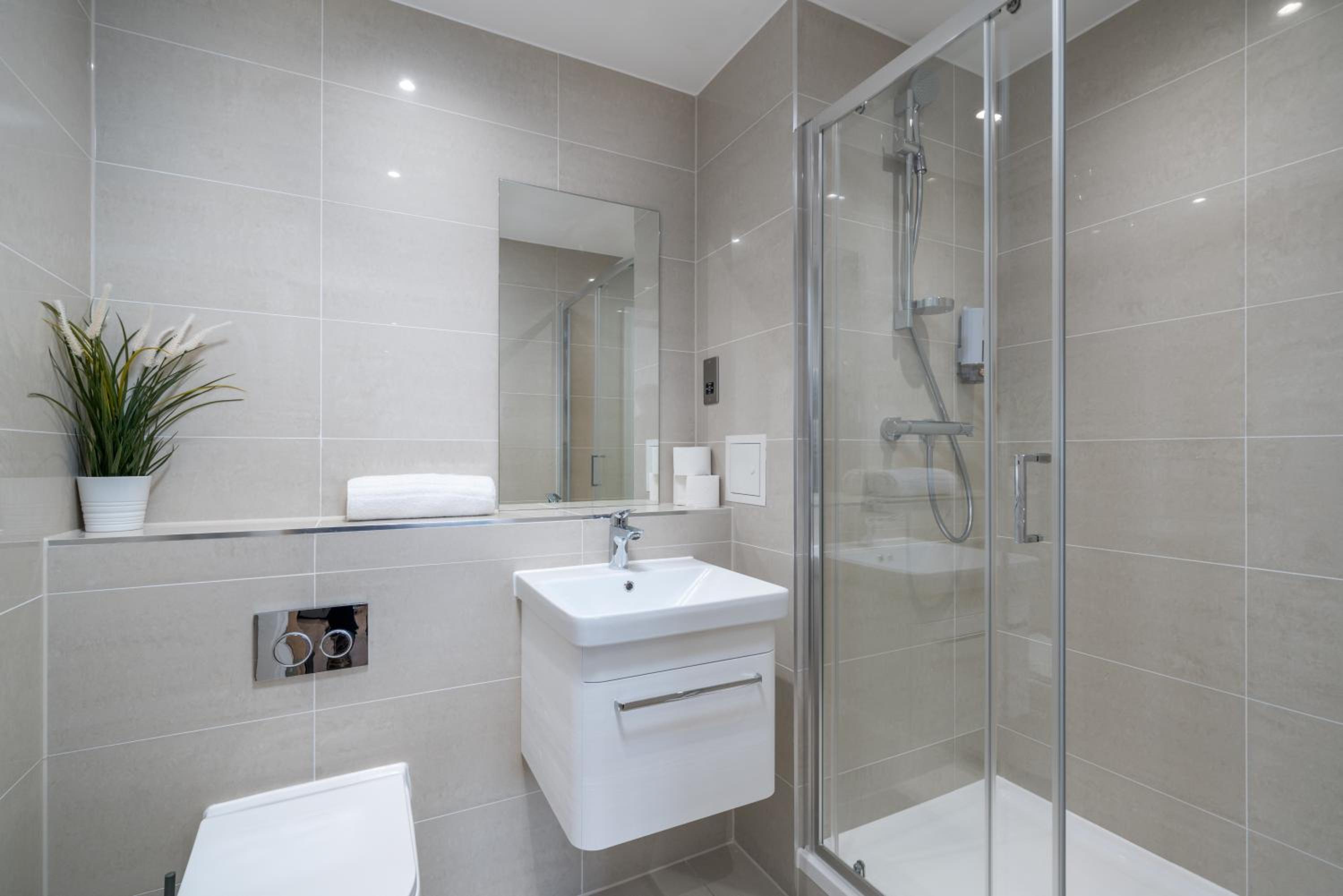 Skyvillion - London River Thames Top Floor Apartments by Woolwich Ferry, Mins to London ExCel, O2 Arena , London City Airport with Parking