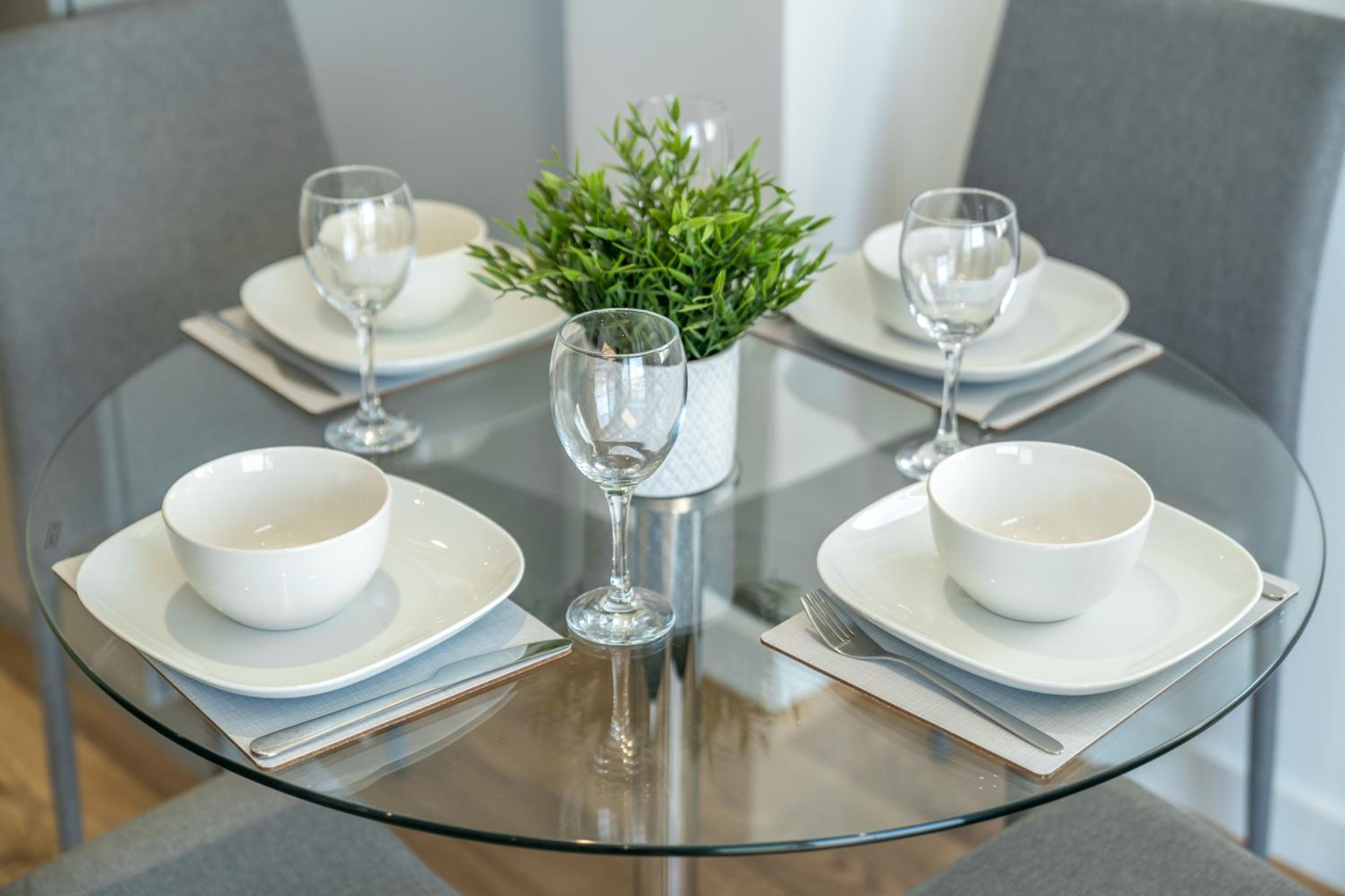 Skyvillion - London River Thames Top Floor Apartments by Woolwich Ferry, Mins to London ExCel, O2 Arena , London City Airport with Parking