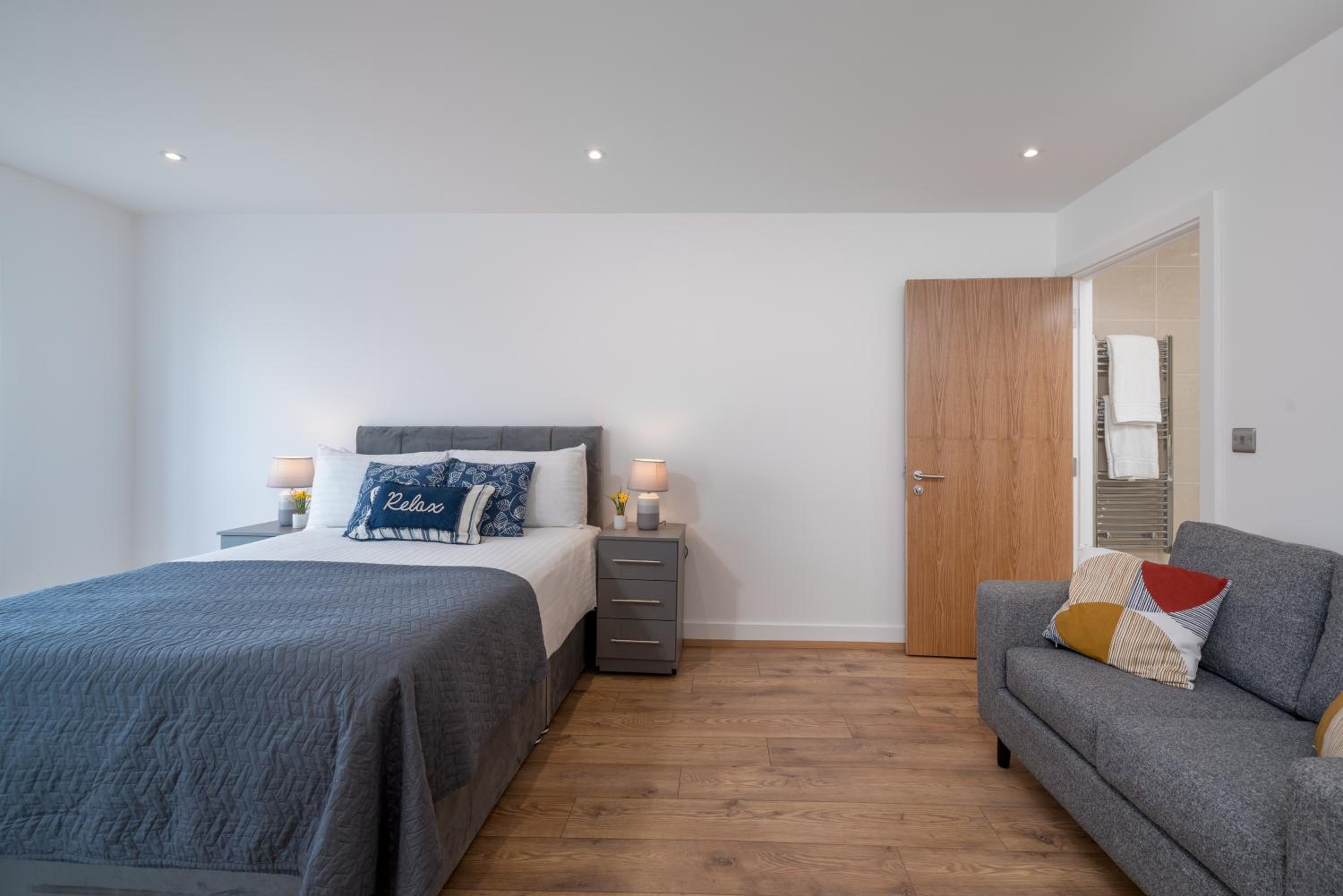 Skyvillion - London River Thames Top Floor Apartments by Woolwich Ferry, Mins to London ExCel, O2 Arena , London City Airport with Parking