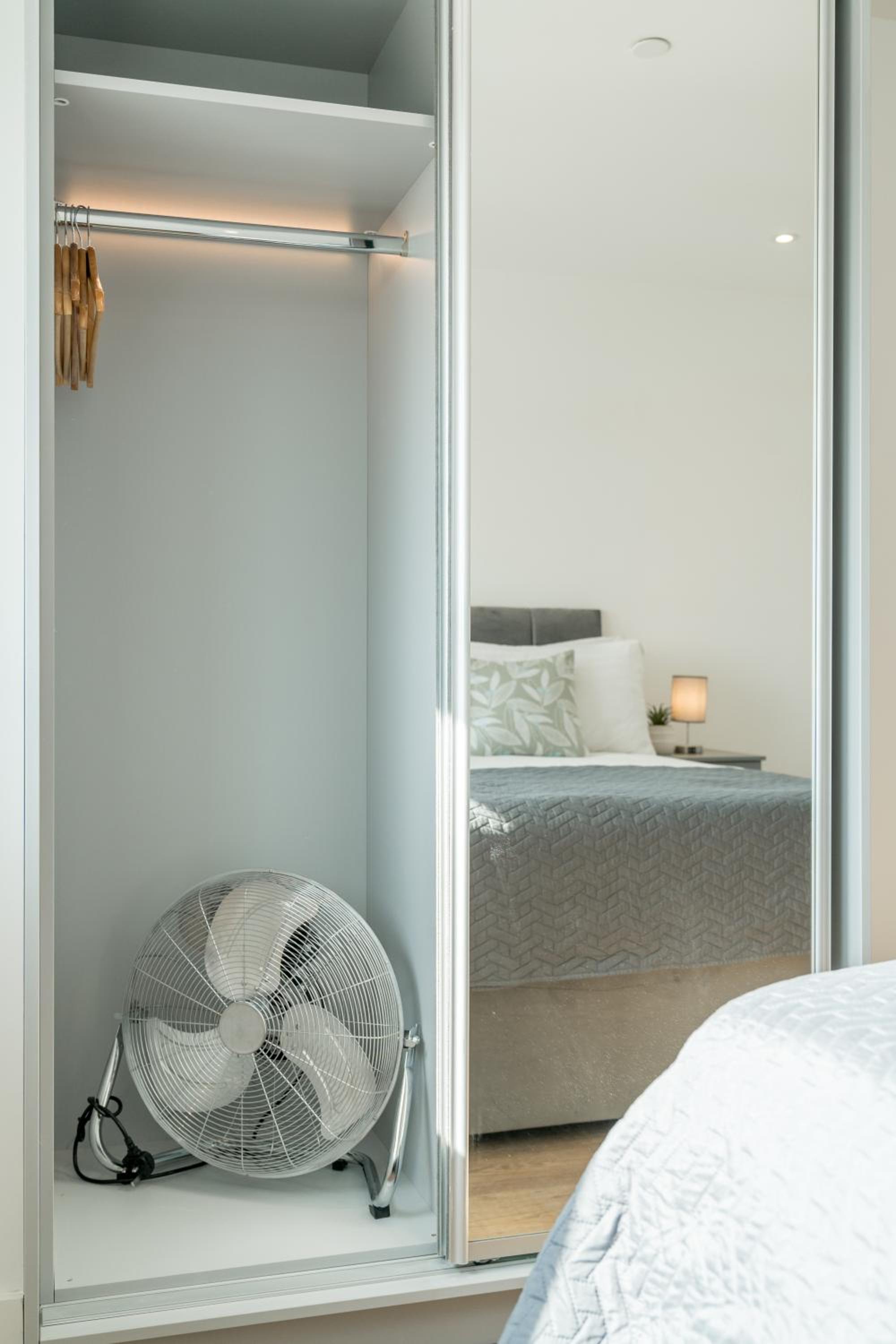 Skyvillion - London River Thames Top Floor Apartments by Woolwich Ferry, Mins to London ExCel, O2 Arena , London City Airport with Parking
