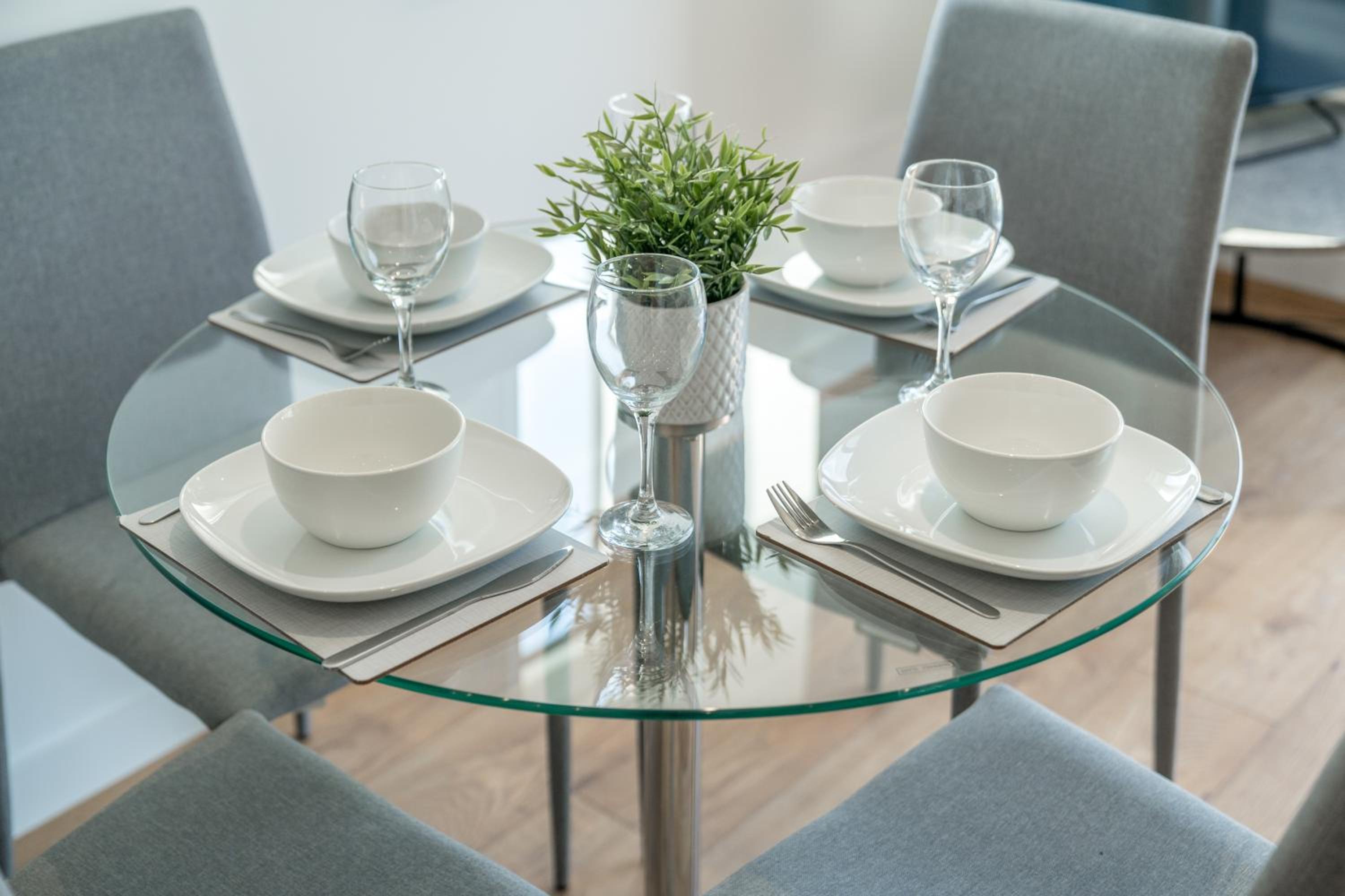 Skyvillion - London River Thames Top Floor Apartments by Woolwich Ferry, Mins to London ExCel, O2 Arena , London City Airport with Parking