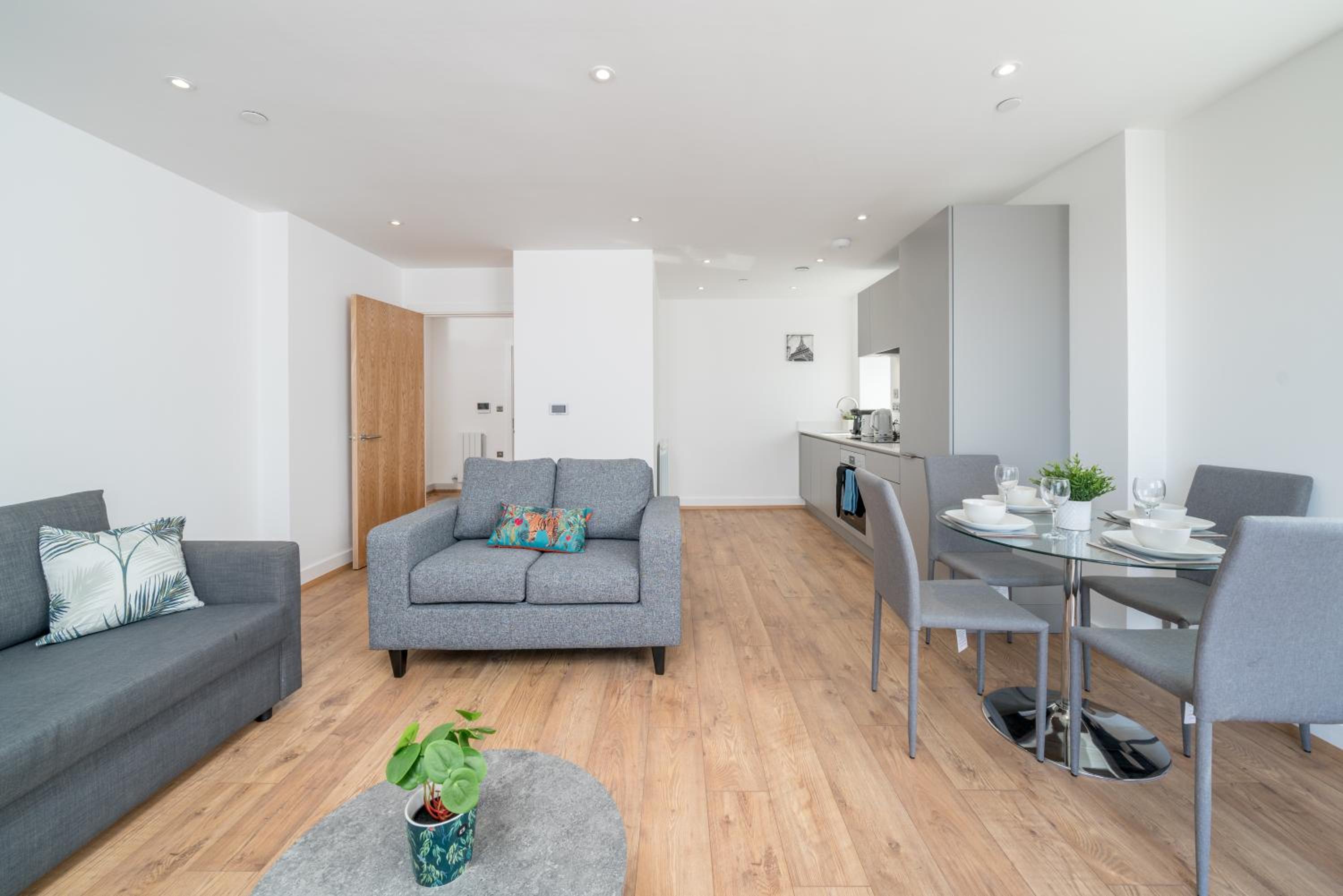 Skyvillion - London River Thames Top Floor Apartments by Woolwich Ferry, Mins to London ExCel, O2 Arena , London City Airport with Parking
