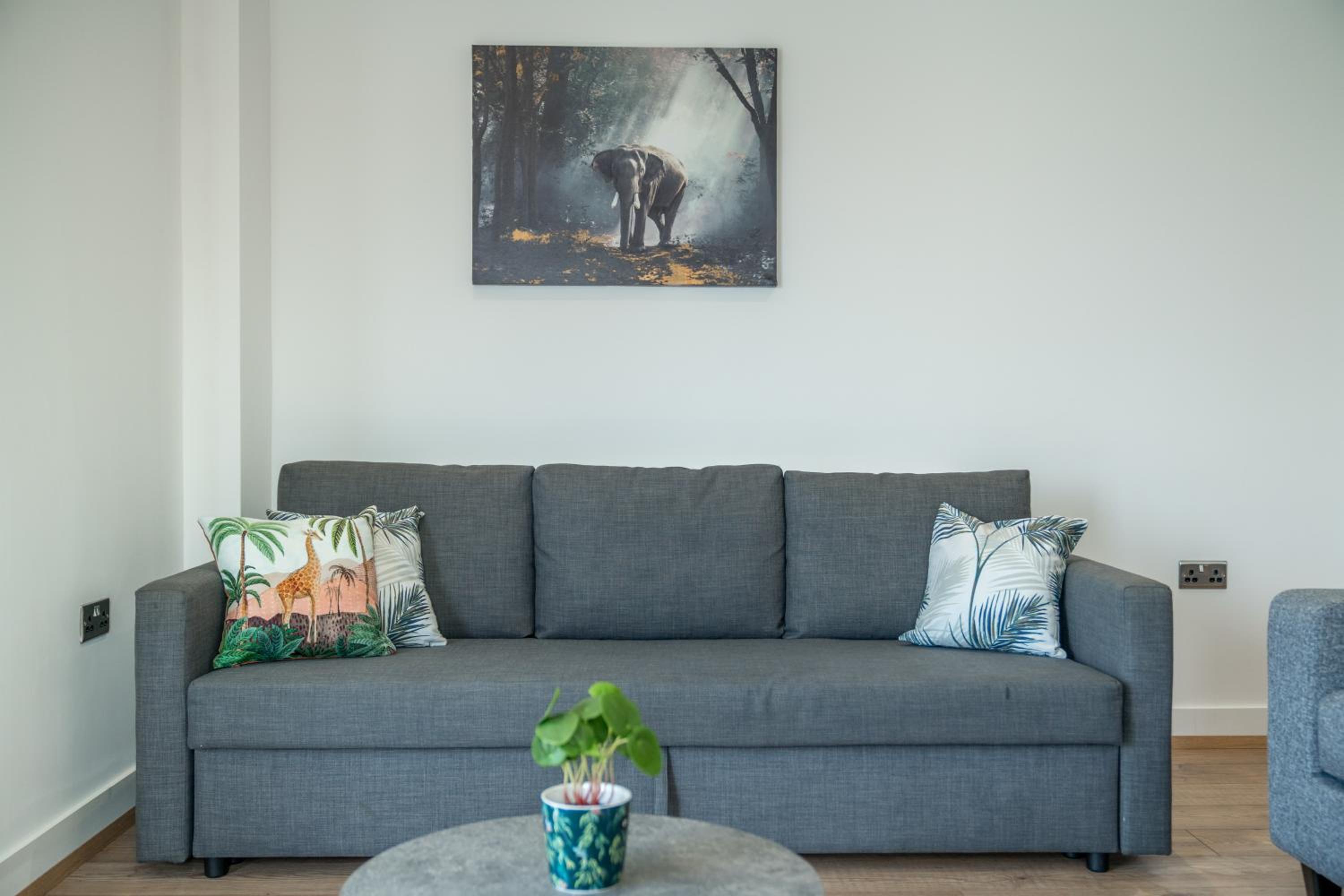 Skyvillion - London River Thames Top Floor Apartments by Woolwich Ferry, Mins to London ExCel, O2 Arena , London City Airport with Parking