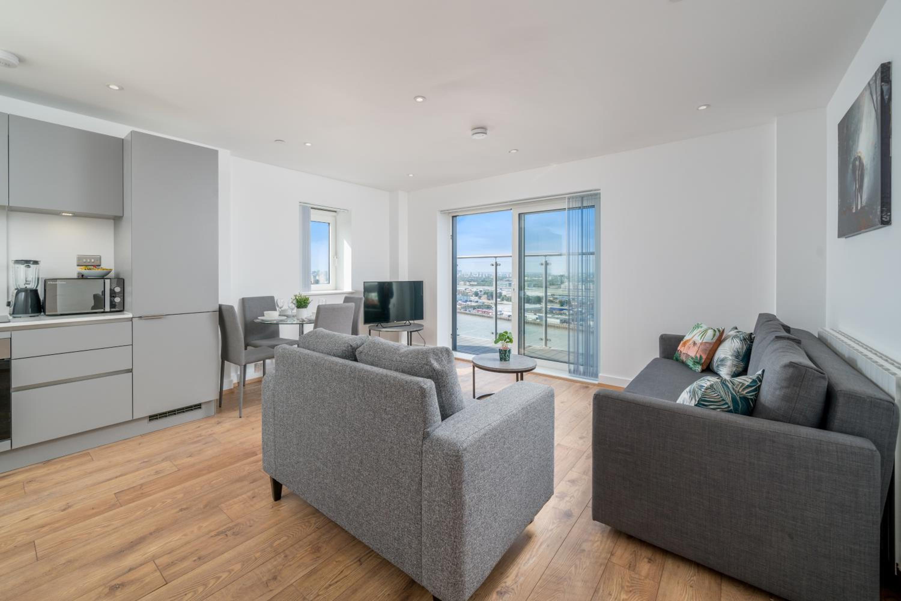 Skyvillion - London River Thames Top Floor Apartments by Woolwich Ferry, Mins to London ExCel, O2 Arena , London City Airport with Parking