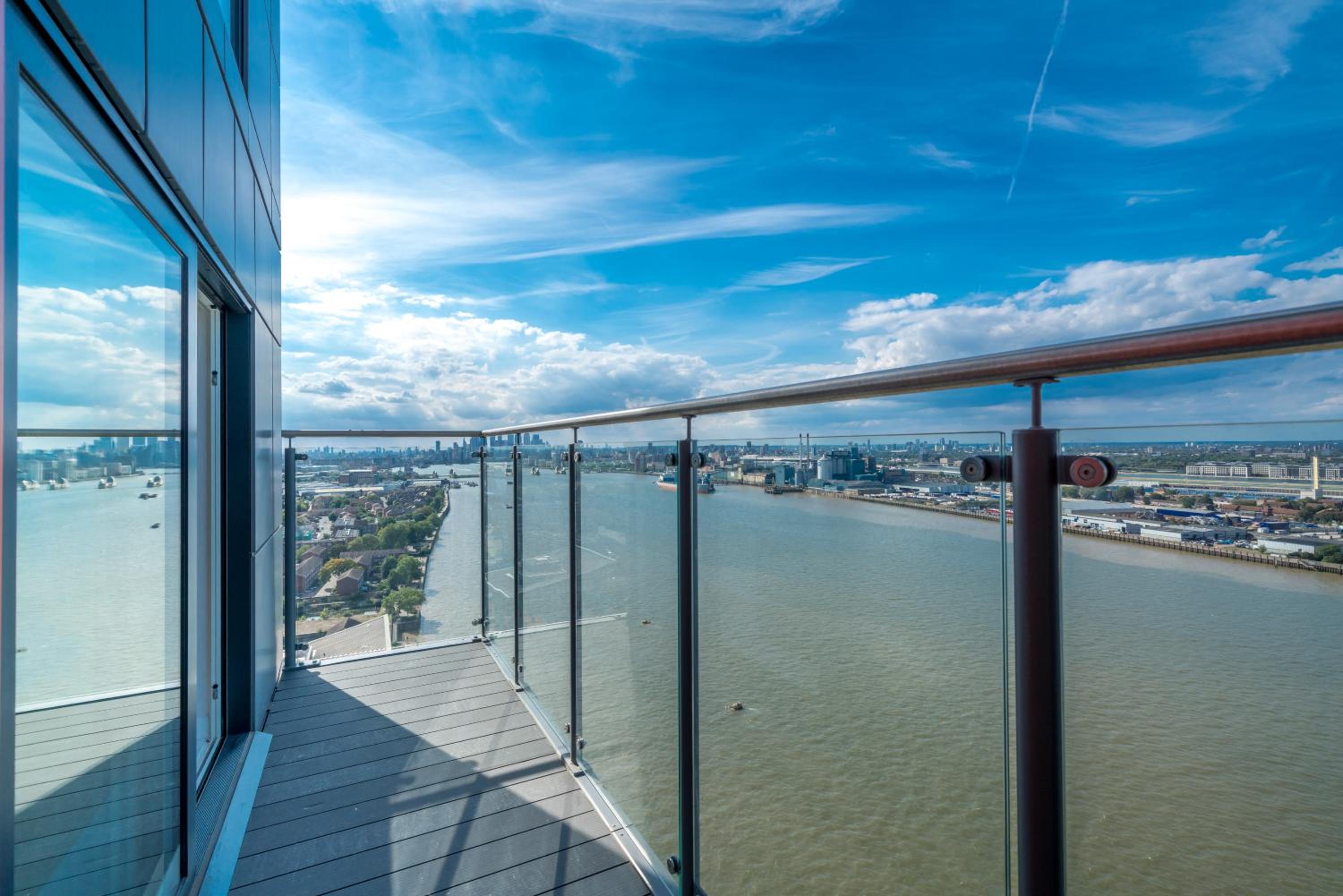 Skyvillion - London River Thames Top Floor Apartments by Woolwich Ferry, Mins to London ExCel, O2 Arena , London City Airport with Parking