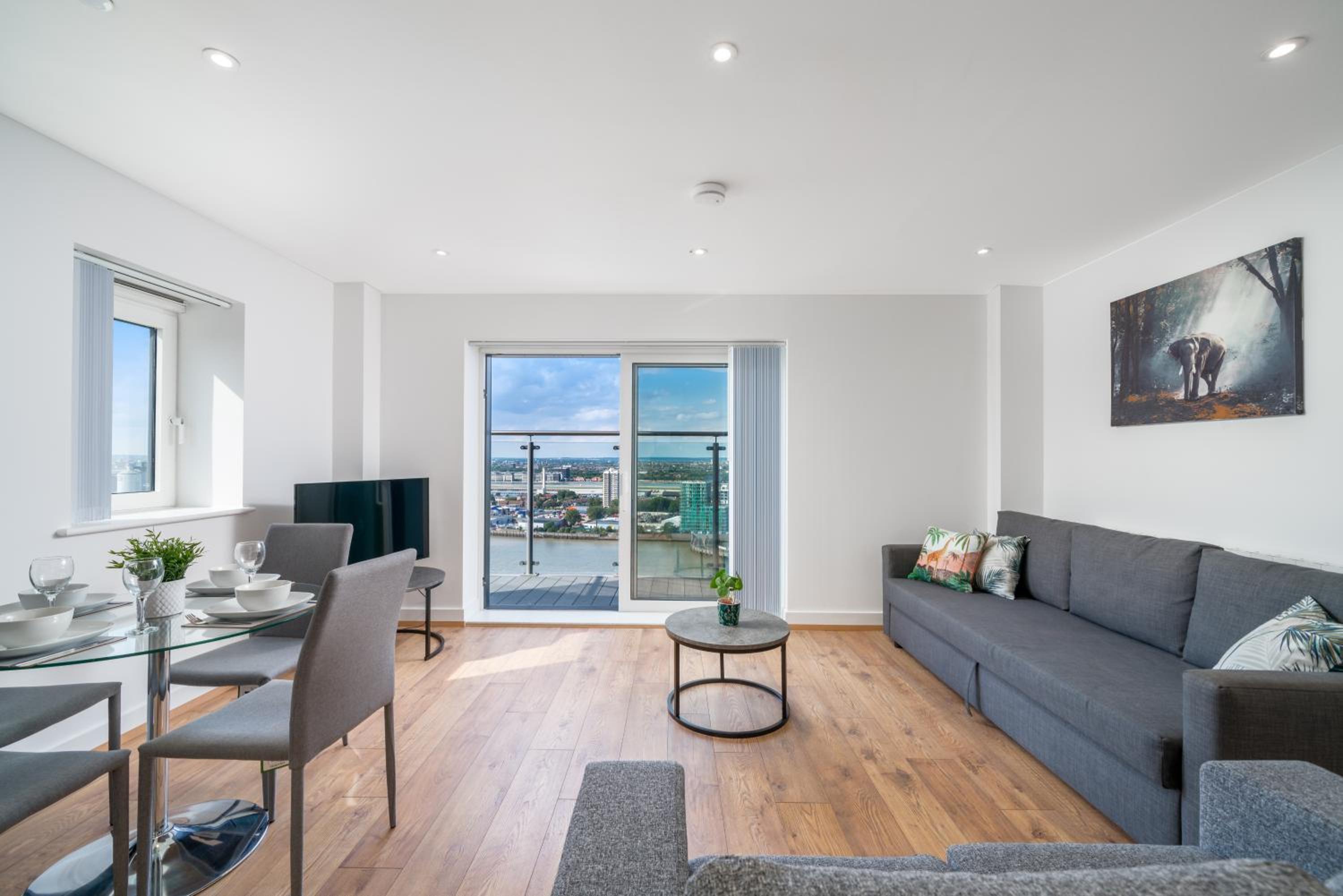 Skyvillion - London River Thames Top Floor Apartments by Woolwich Ferry, Mins to London ExCel, O2 Arena , London City Airport with Parking