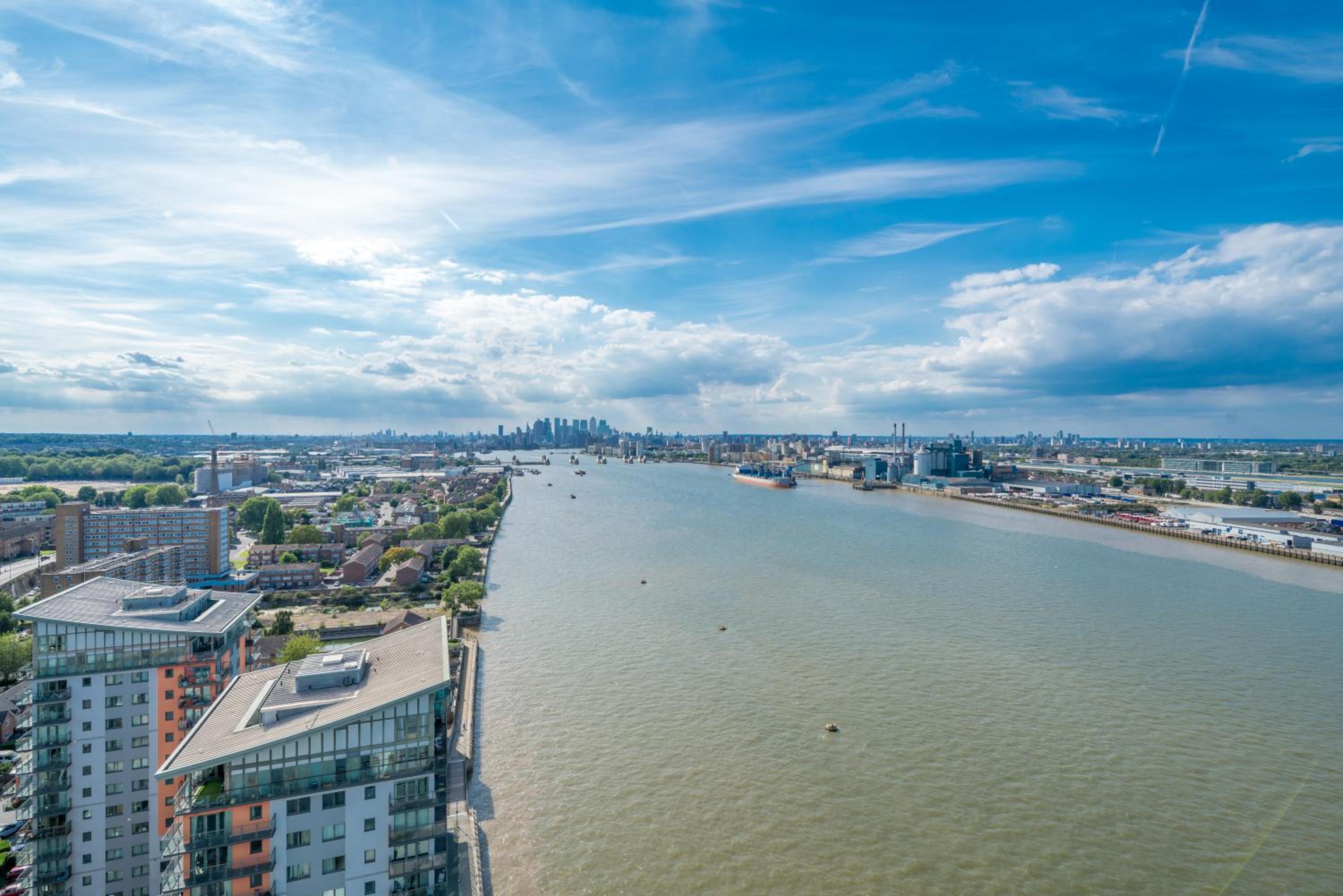 Skyvillion - London River Thames Top Floor Apartments by Woolwich Ferry, Mins to London ExCel, O2 Arena , London City Airport with Parking
