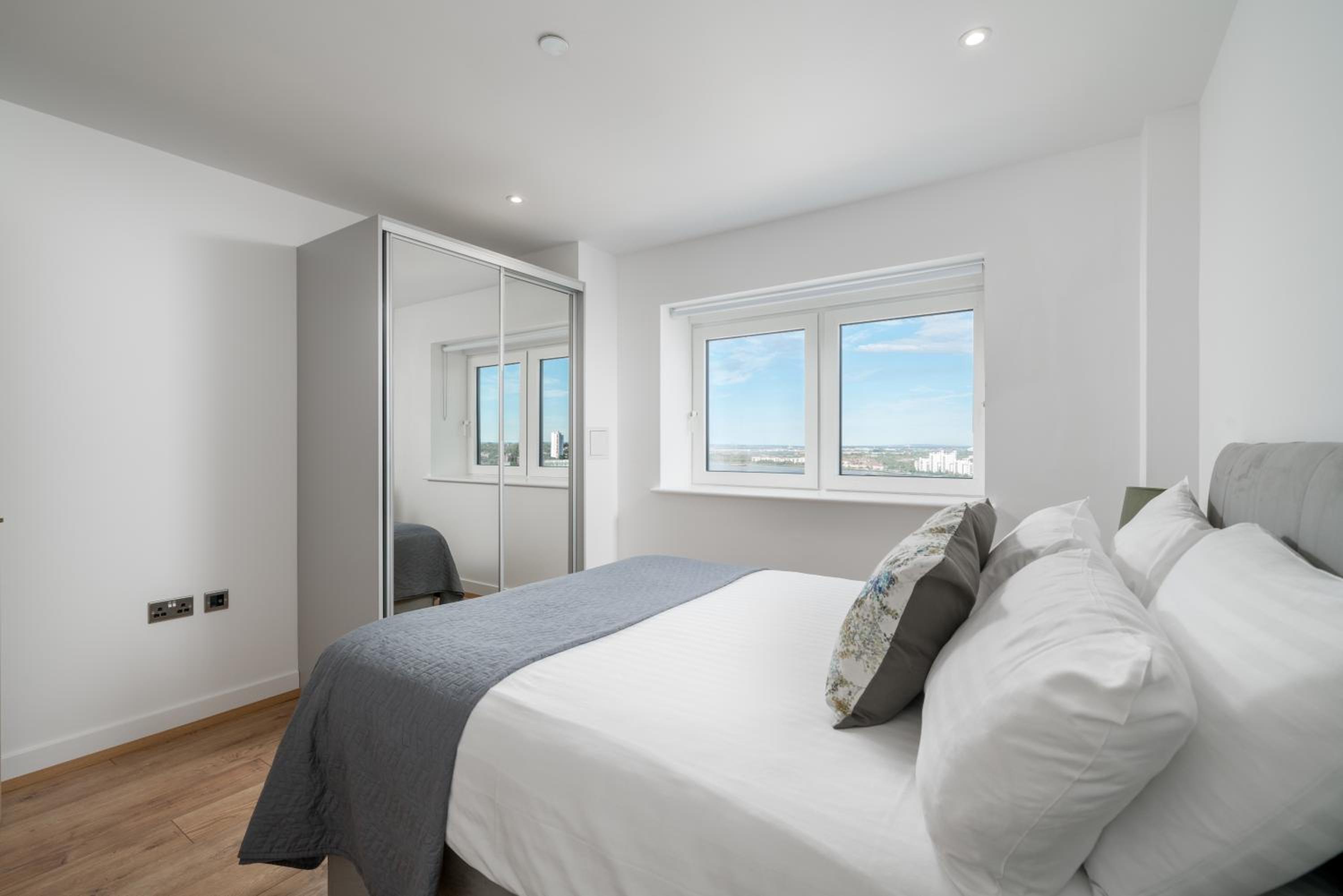 Skyvillion - London River Thames Top Floor Apartments by Woolwich Ferry, Mins to London ExCel, O2 Arena , London City Airport with Parking