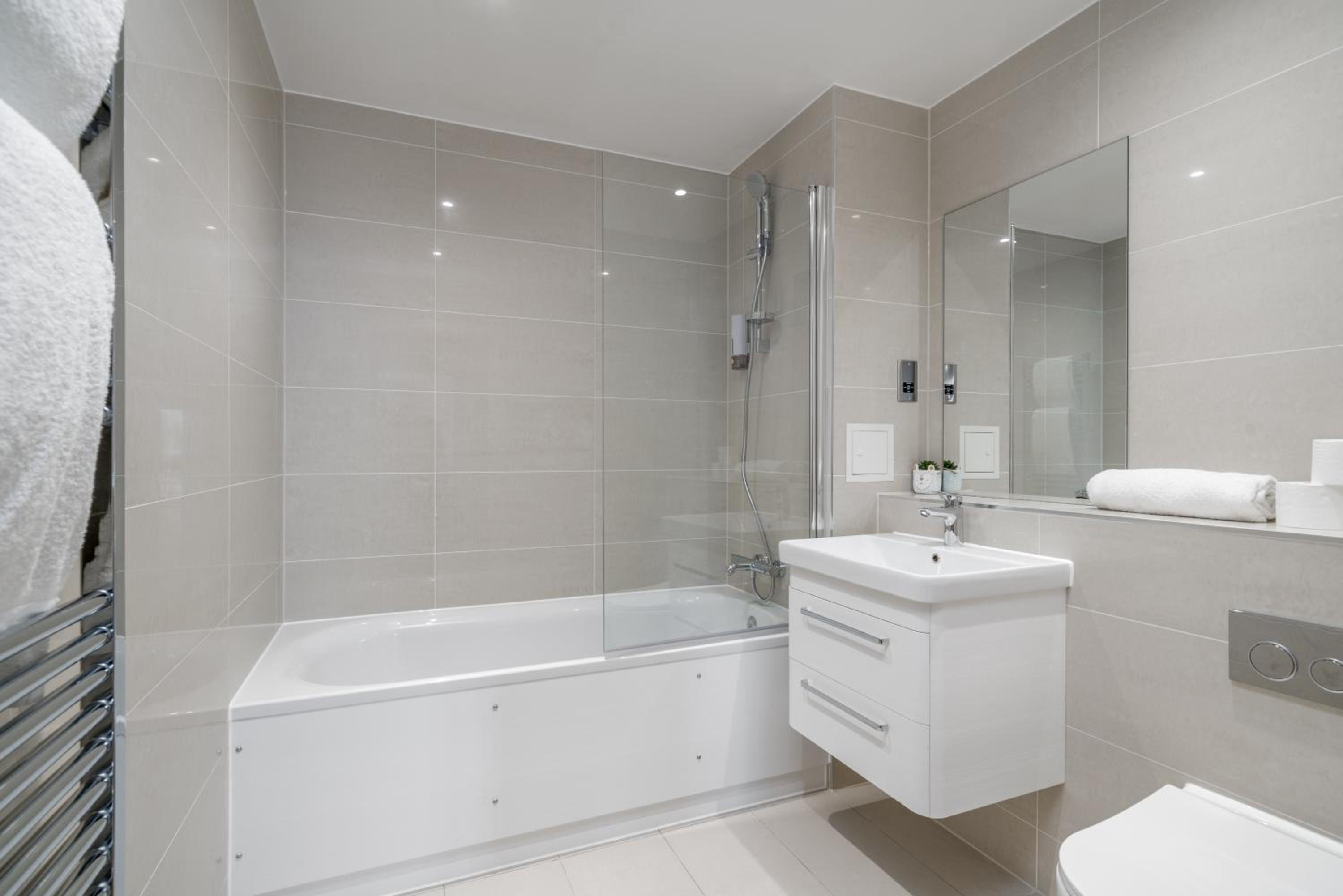 Skyvillion - London River Thames Top Floor Apartments by Woolwich Ferry, Mins to London ExCel, O2 Arena , London City Airport with Parking