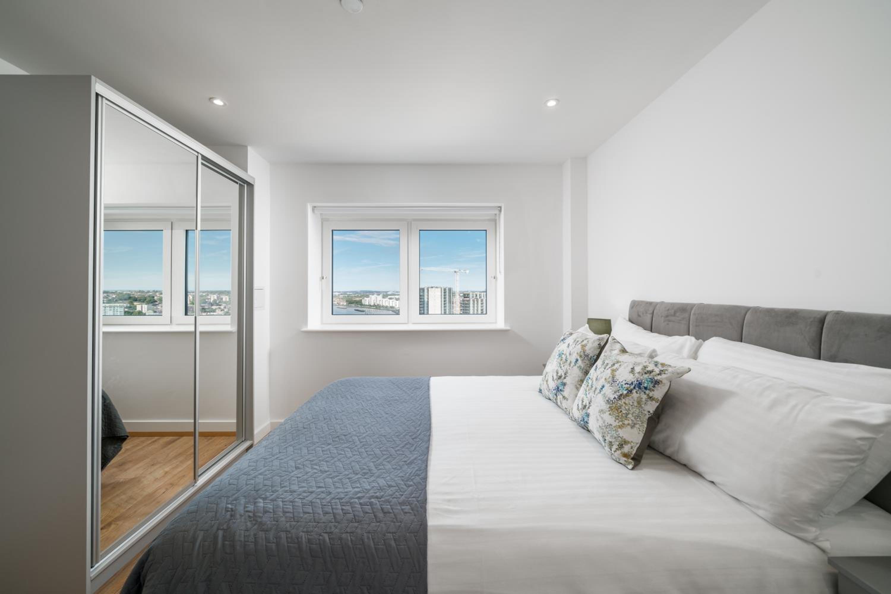 Skyvillion - London River Thames Top Floor Apartments by Woolwich Ferry, Mins to London ExCel, O2 Arena , London City Airport with Parking