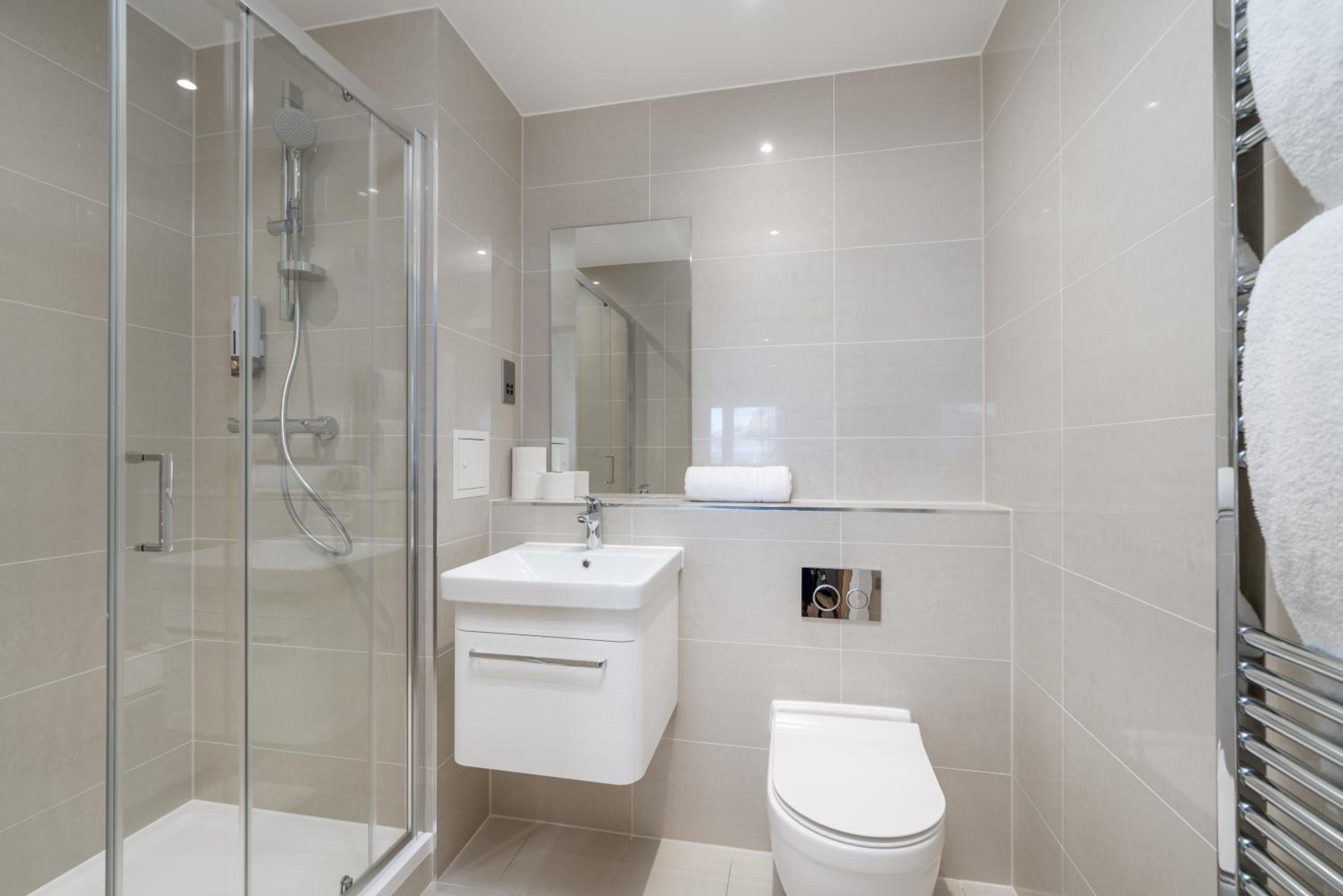 Skyvillion - London River Thames Top Floor Apartments by Woolwich Ferry, Mins to London ExCel, O2 Arena , London City Airport with Parking