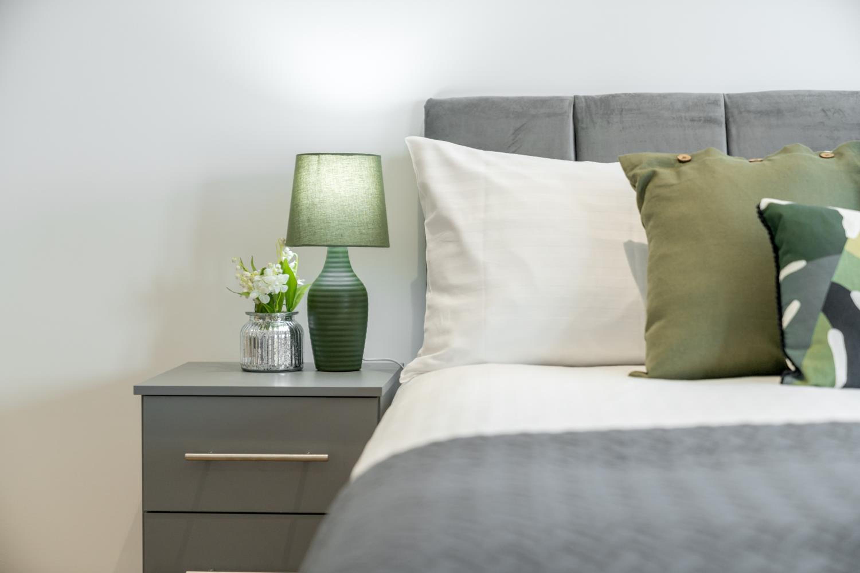 Skyvillion - London River Thames Top Floor Apartments by Woolwich Ferry, Mins to London ExCel, O2 Arena , London City Airport with Parking