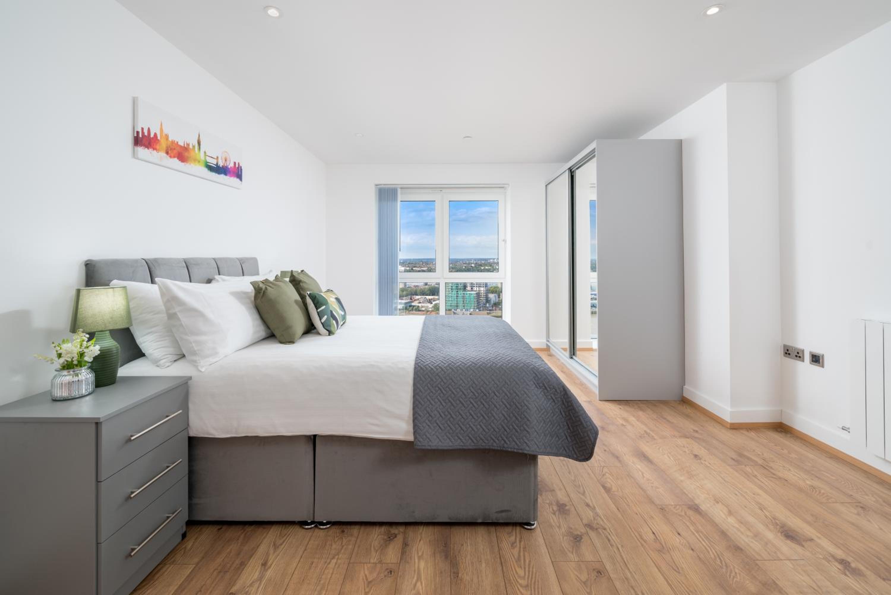 Skyvillion - London River Thames Top Floor Apartments by Woolwich Ferry, Mins to London ExCel, O2 Arena , London City Airport with Parking