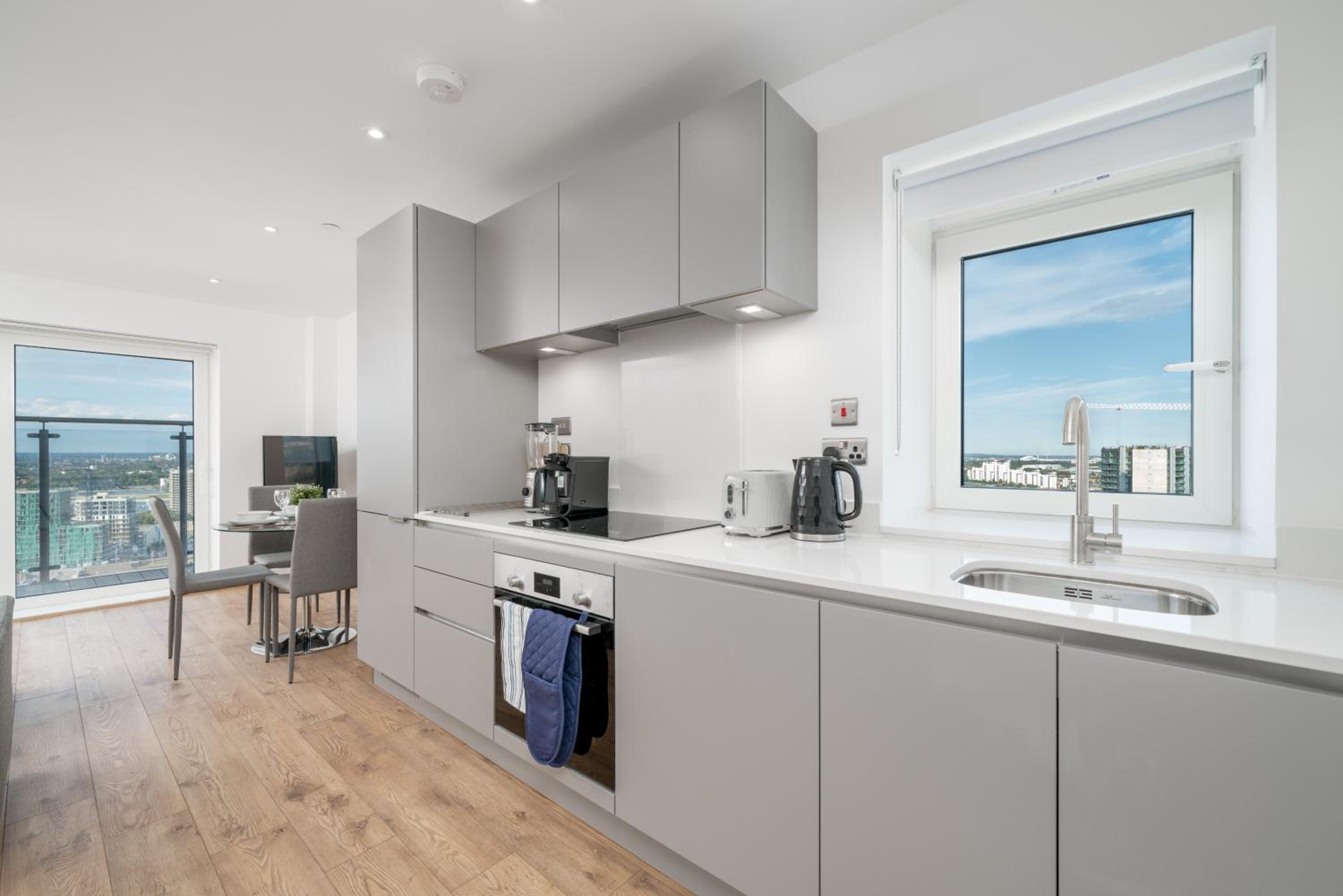 Skyvillion - London River Thames Top Floor Apartments by Woolwich Ferry, Mins to London ExCel, O2 Arena , London City Airport with Parking