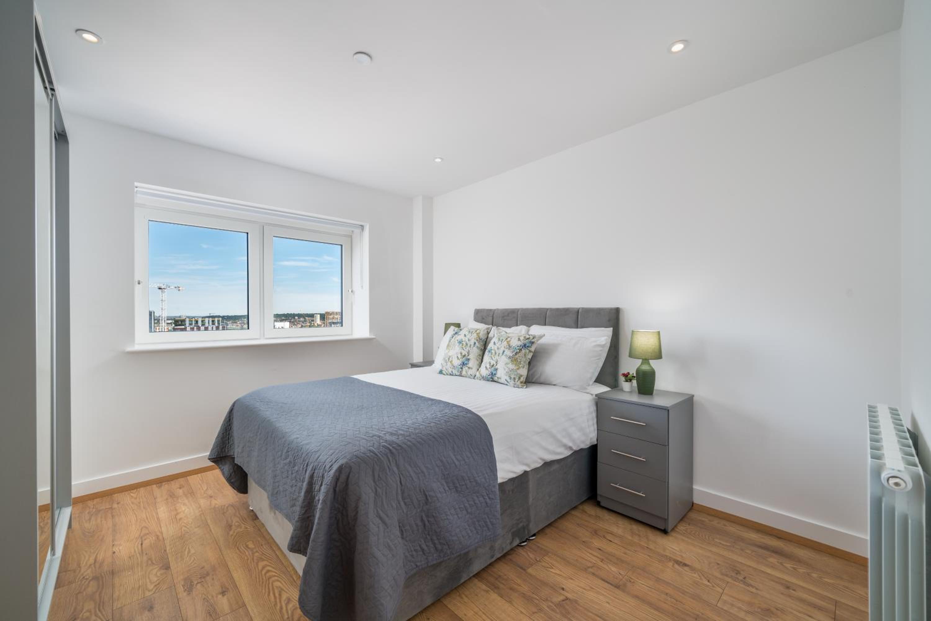 Skyvillion - London River Thames Top Floor Apartments by Woolwich Ferry, Mins to London ExCel, O2 Arena , London City Airport with Parking