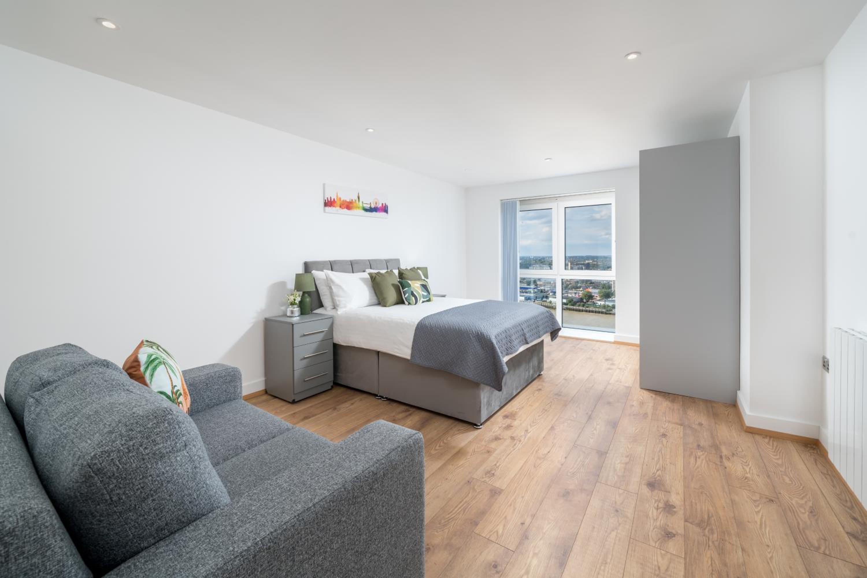 Skyvillion - London River Thames Top Floor Apartments by Woolwich Ferry, Mins to London ExCel, O2 Arena , London City Airport with Parking