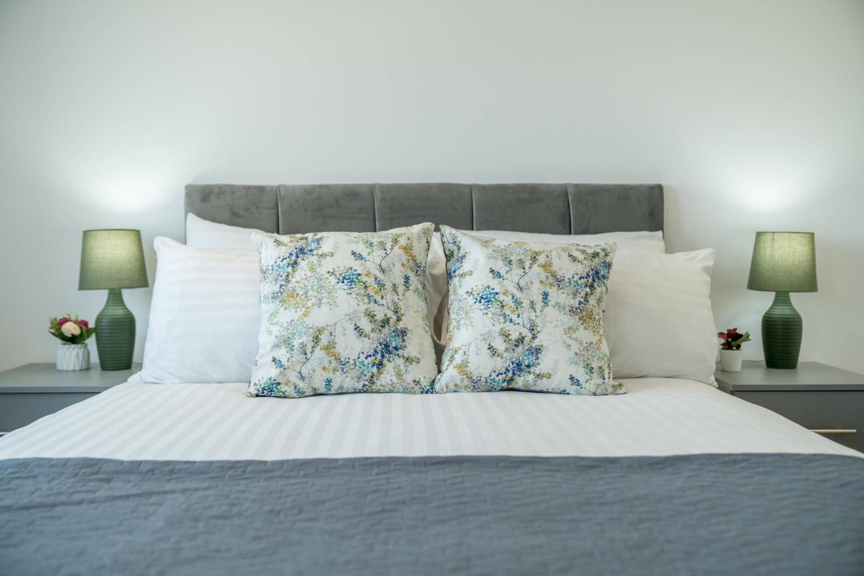 Skyvillion - London River Thames Top Floor Apartments by Woolwich Ferry, Mins to London ExCel, O2 Arena , London City Airport with Parking