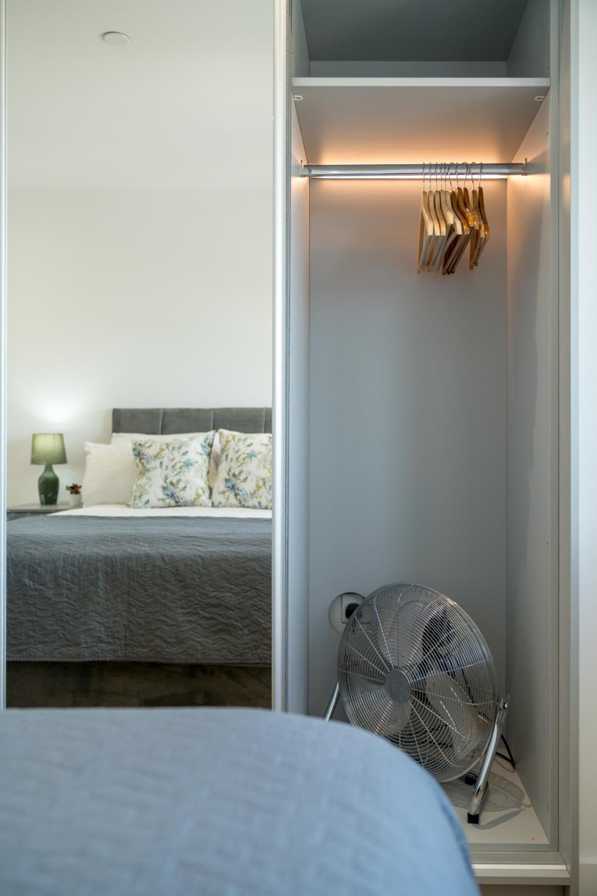 Skyvillion - London River Thames Top Floor Apartments by Woolwich Ferry, Mins to London ExCel, O2 Arena , London City Airport with Parking