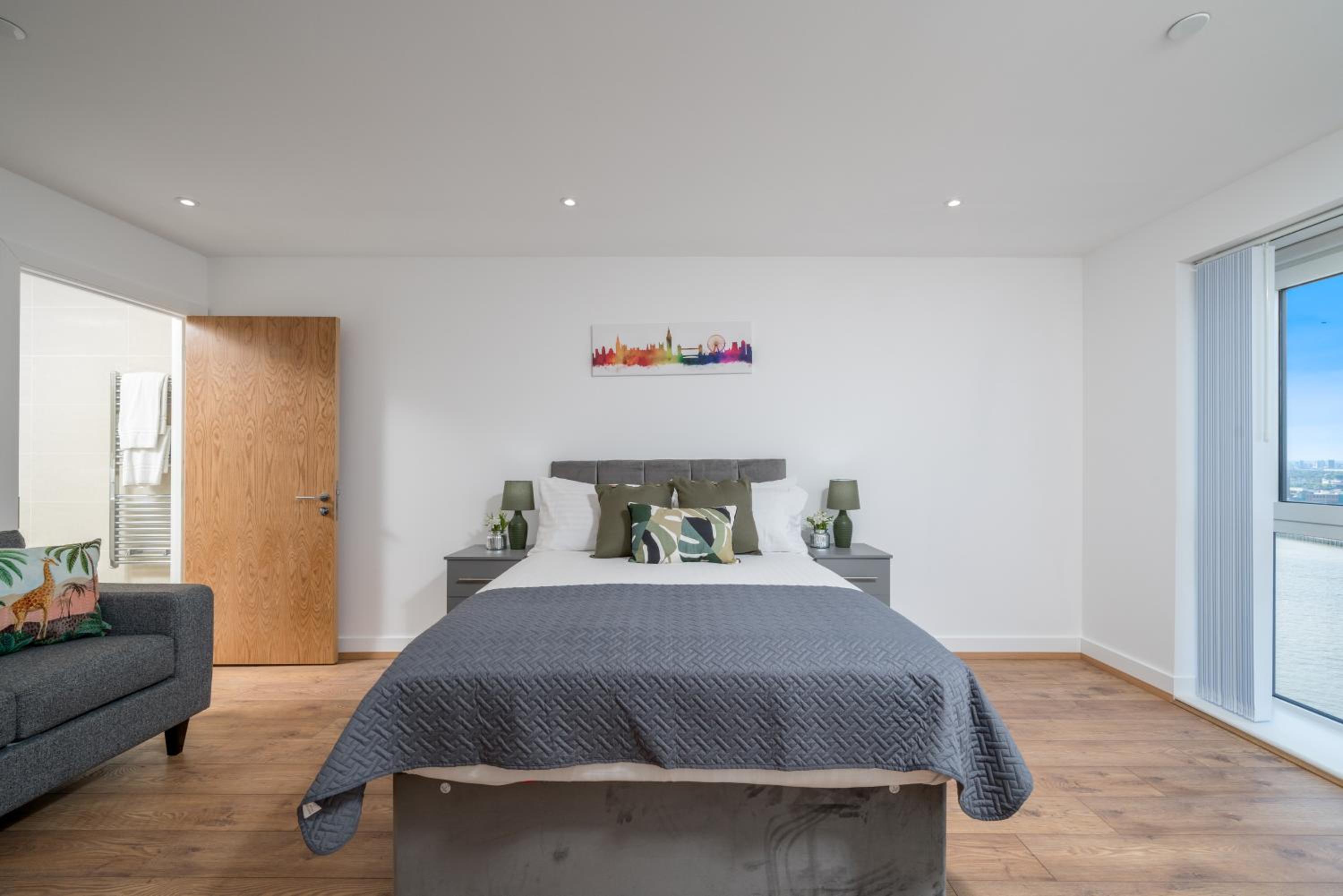 Skyvillion - London River Thames Top Floor Apartments by Woolwich Ferry, Mins to London ExCel, O2 Arena , London City Airport with Parking
